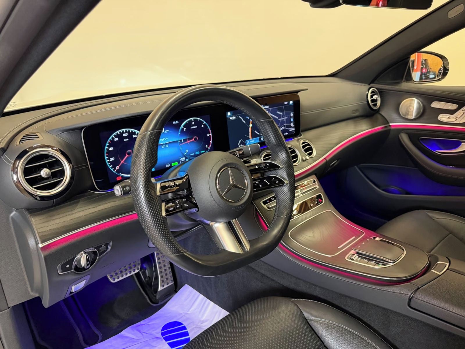 Mercedes-Benz Třídy E, 300d 4M*Burmester*360°*LED*AHK - fotka 6