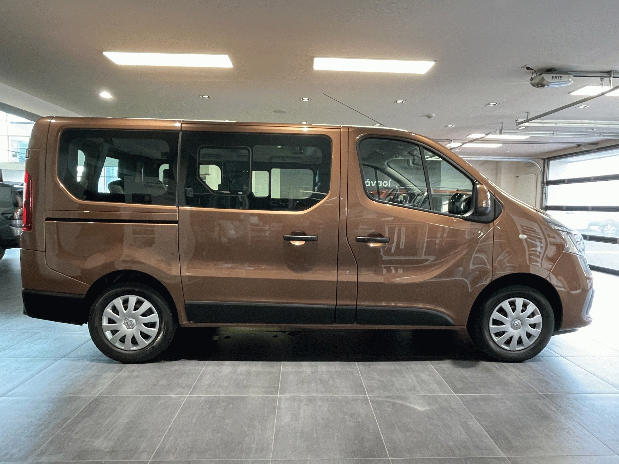 Renault Trafic, Passenger L1 2,0dCi 145k 9míst - fotka 5
