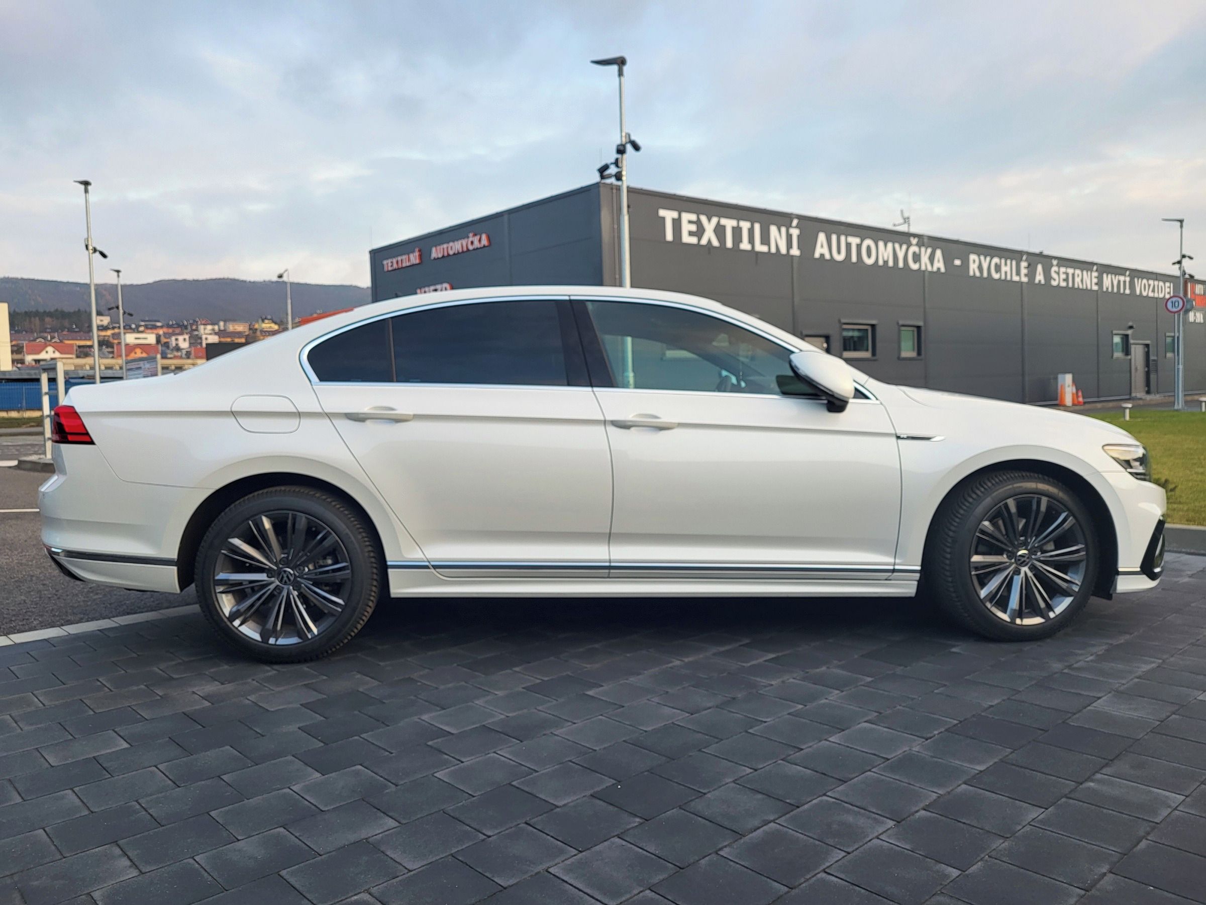 Volkswagen Passat, 2.0 TSI  140kw Elegance 7DSG - fotka 3