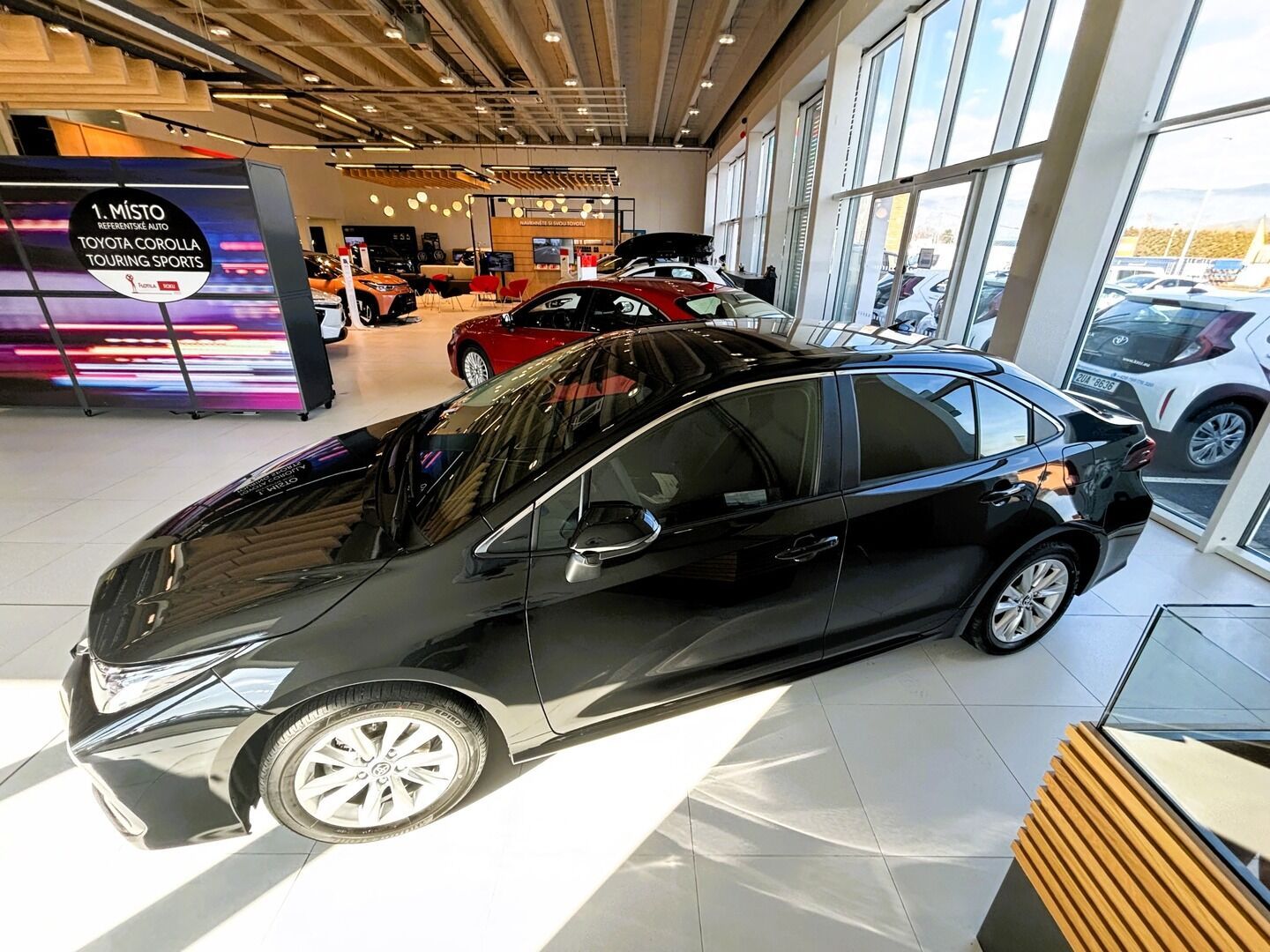 Toyota Corolla, 1,8   SD Comfort HEV - fotka 4