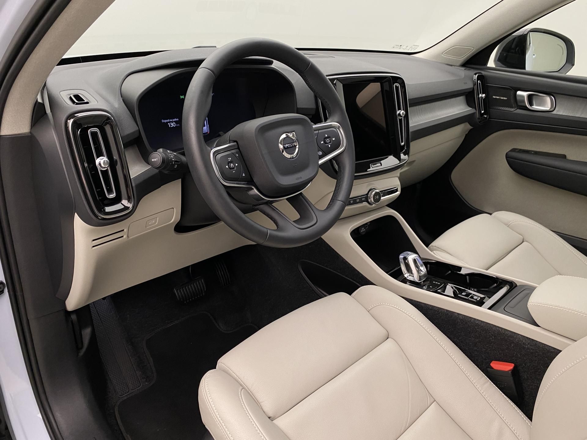 Volvo XC40, B4 DARK ULTRA AUT CZ - fotka 4