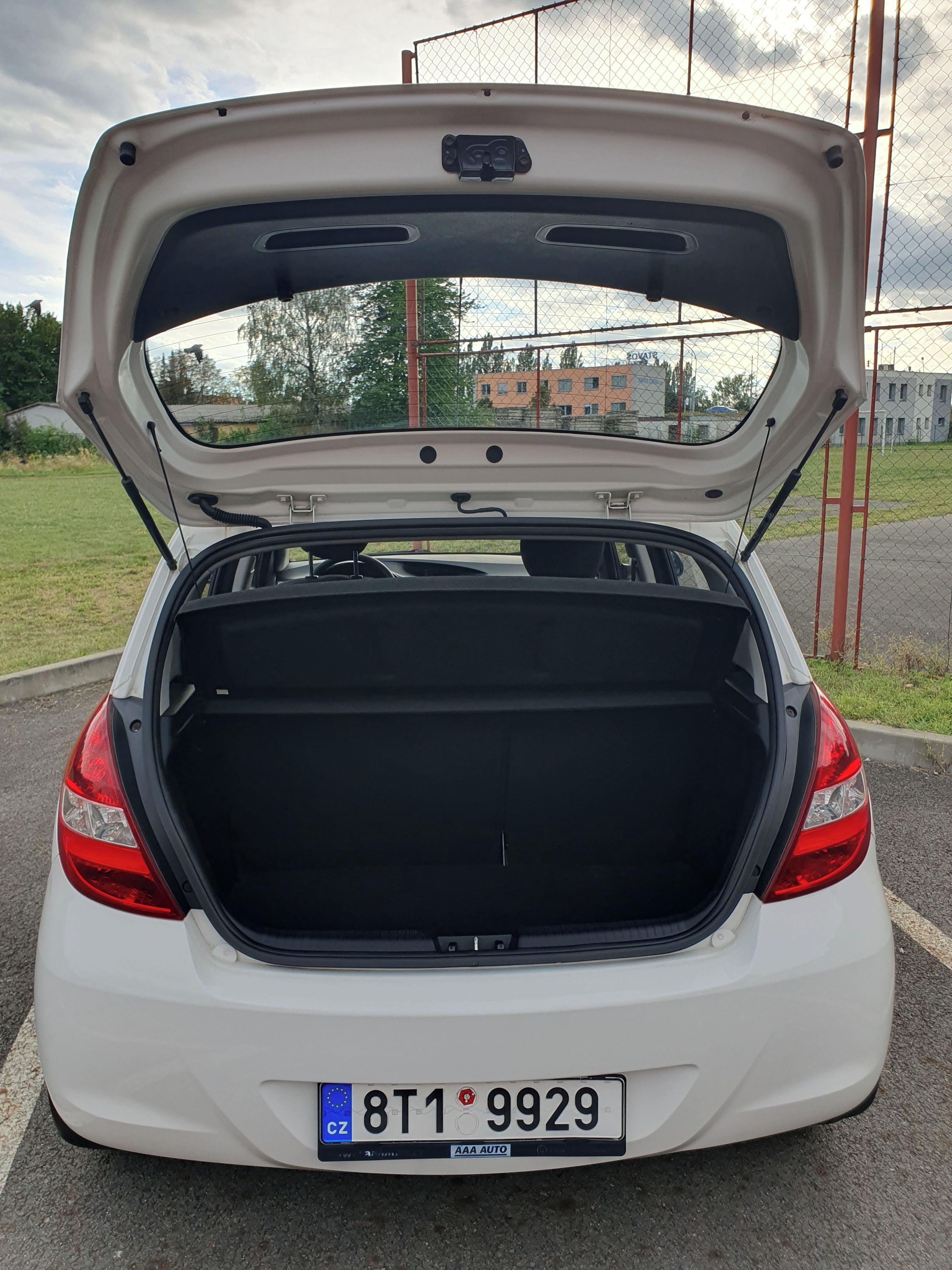 Hyundai i20, 75 000 km, benzín, manuál - fotka 5