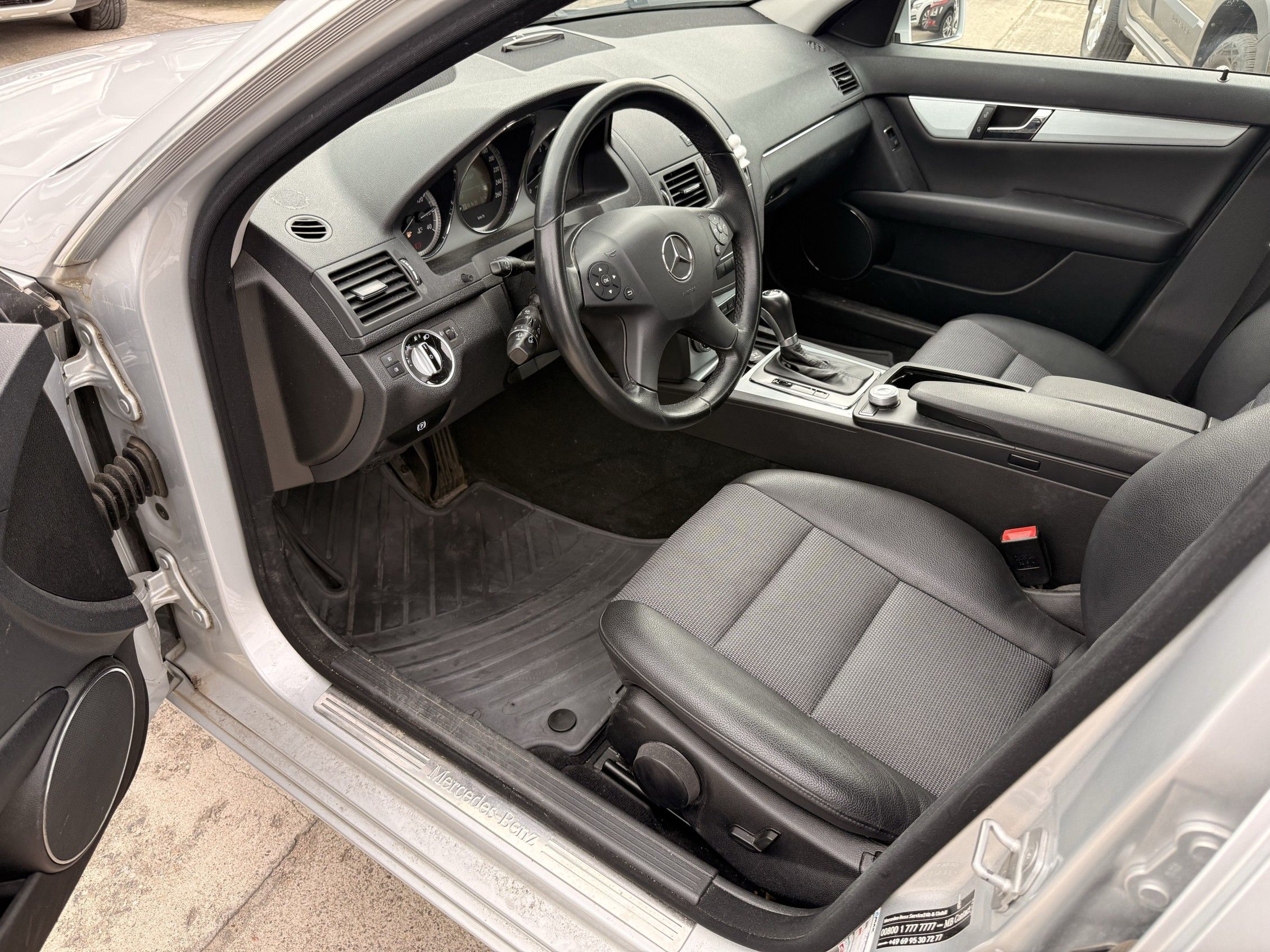 Mercedes-Benz Třídy C, C 200 135 kW Automat - fotka 6