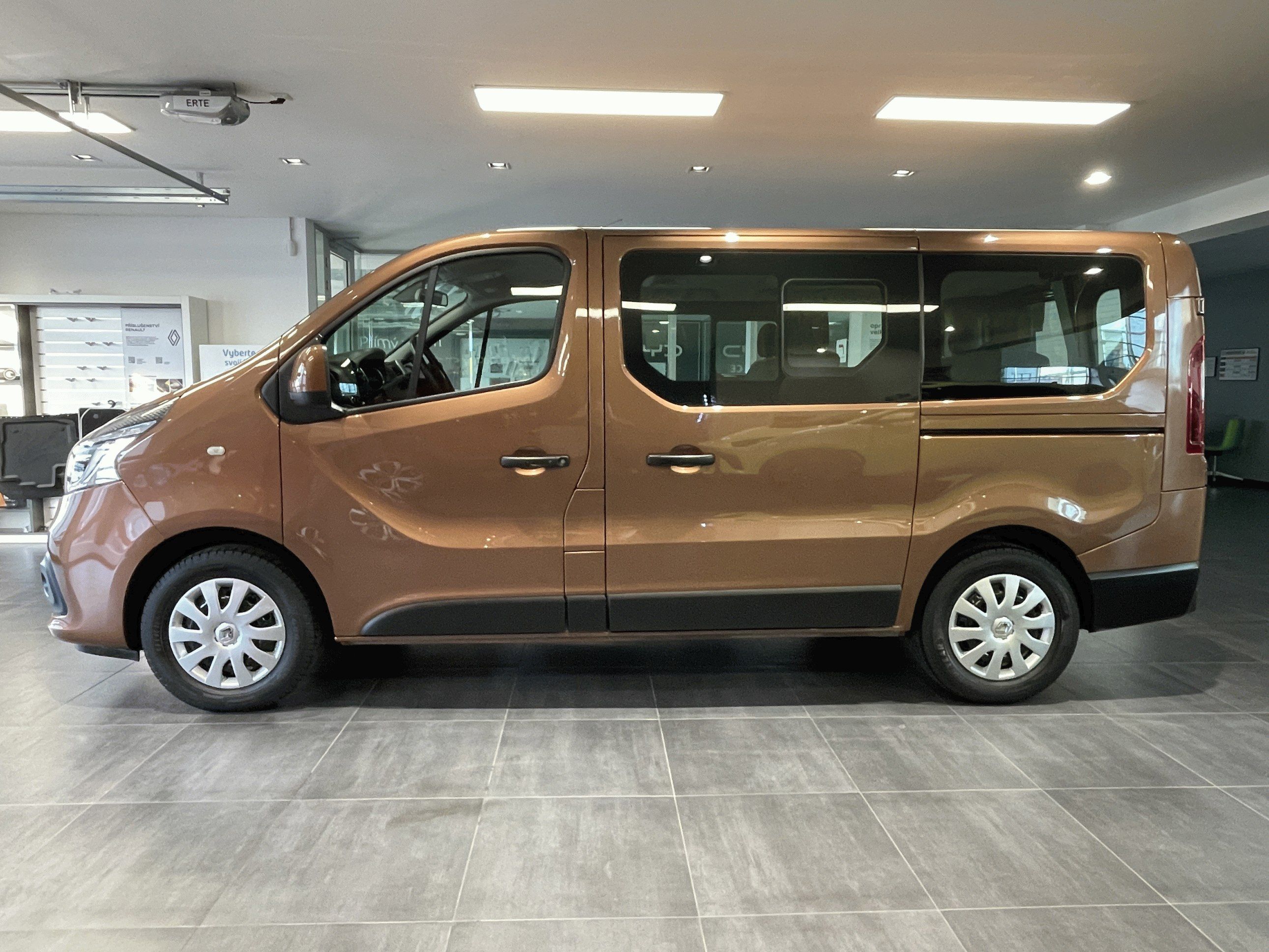Renault Trafic, Passenger L1 2,0dCi 145k 9míst - fotka 2