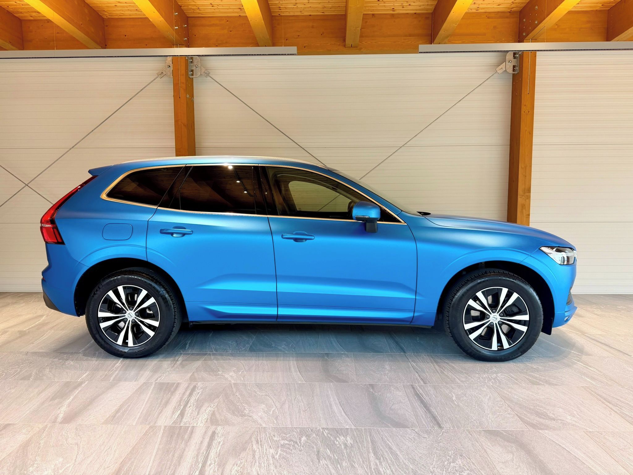 Volvo XC60, 2.0 B4 AWD Momentum Pro - fotka 2