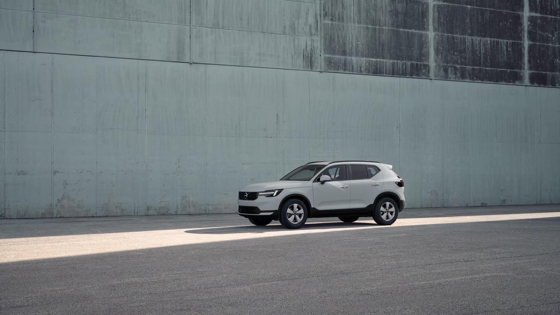 Volvo XC40, B3 AUT ESSENTIAL - fotka 2
