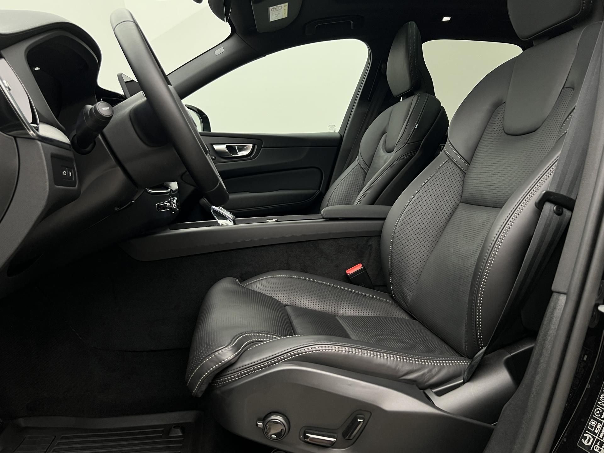 Volvo XC60, T8 AWD ULTRA BLACK RECHARGE CZ - fotka 3