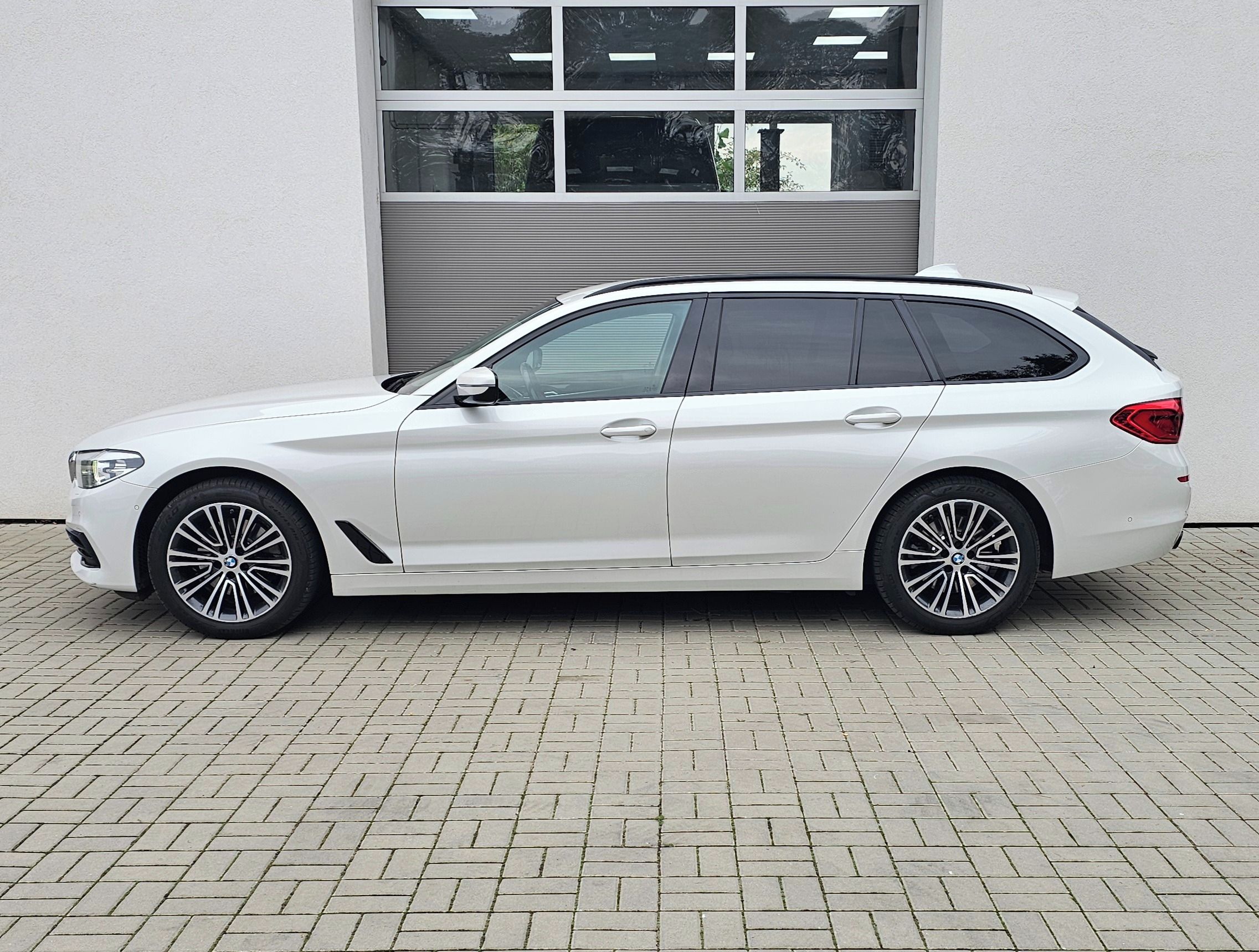 BMW Řada 5, 520d xDrive Touring - fotka 4
