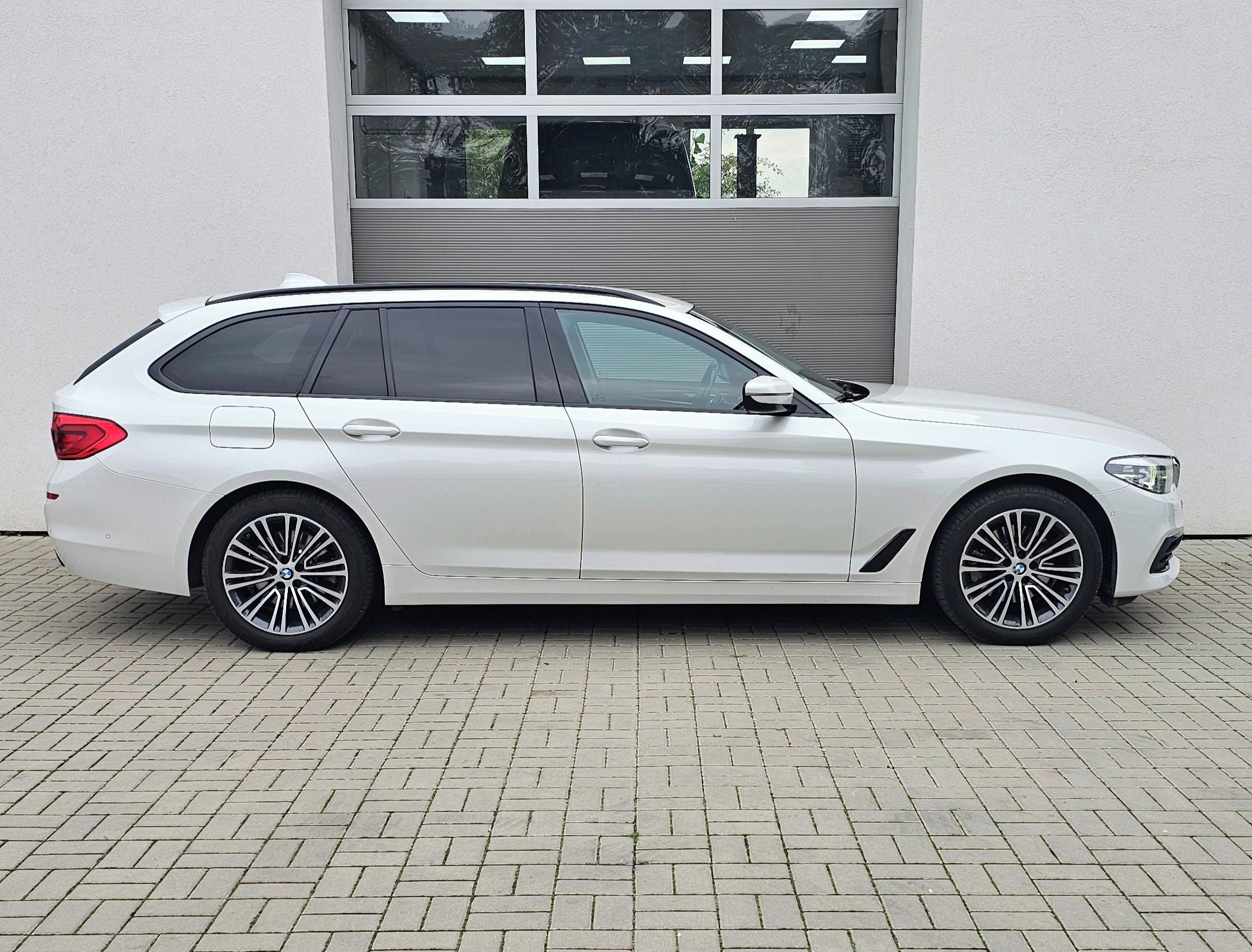 BMW Řada 5, 520d xDrive Touring - fotka 5