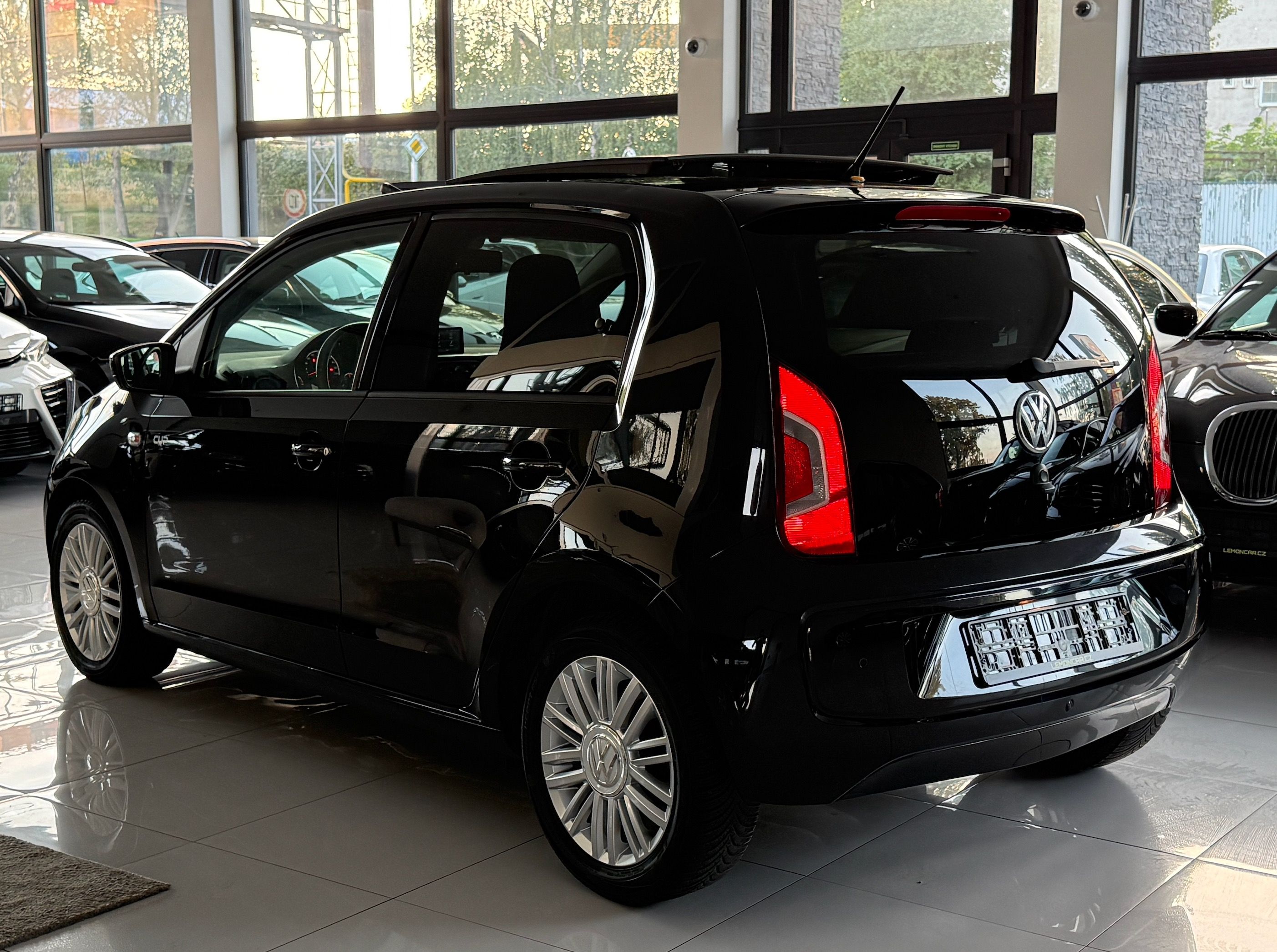 Volkswagen Up!, 1.0 55 kW | 65 529 km | SERVIS - fotka 4