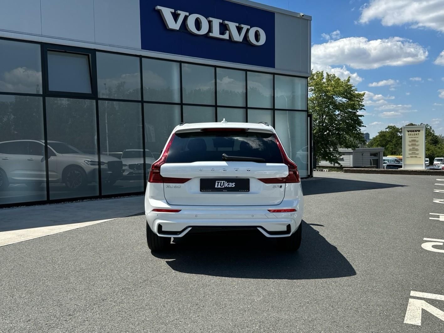 Volvo XC60, 2.0B5 184kW 4x4  PLUS DARK - fotka 5
