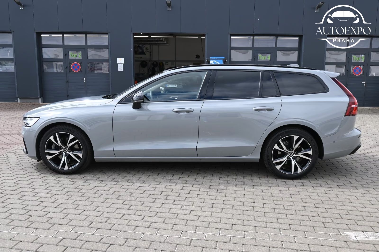 Volvo V60, B4 DKG Plus Dark*PANORAMA*360° - fotka 5