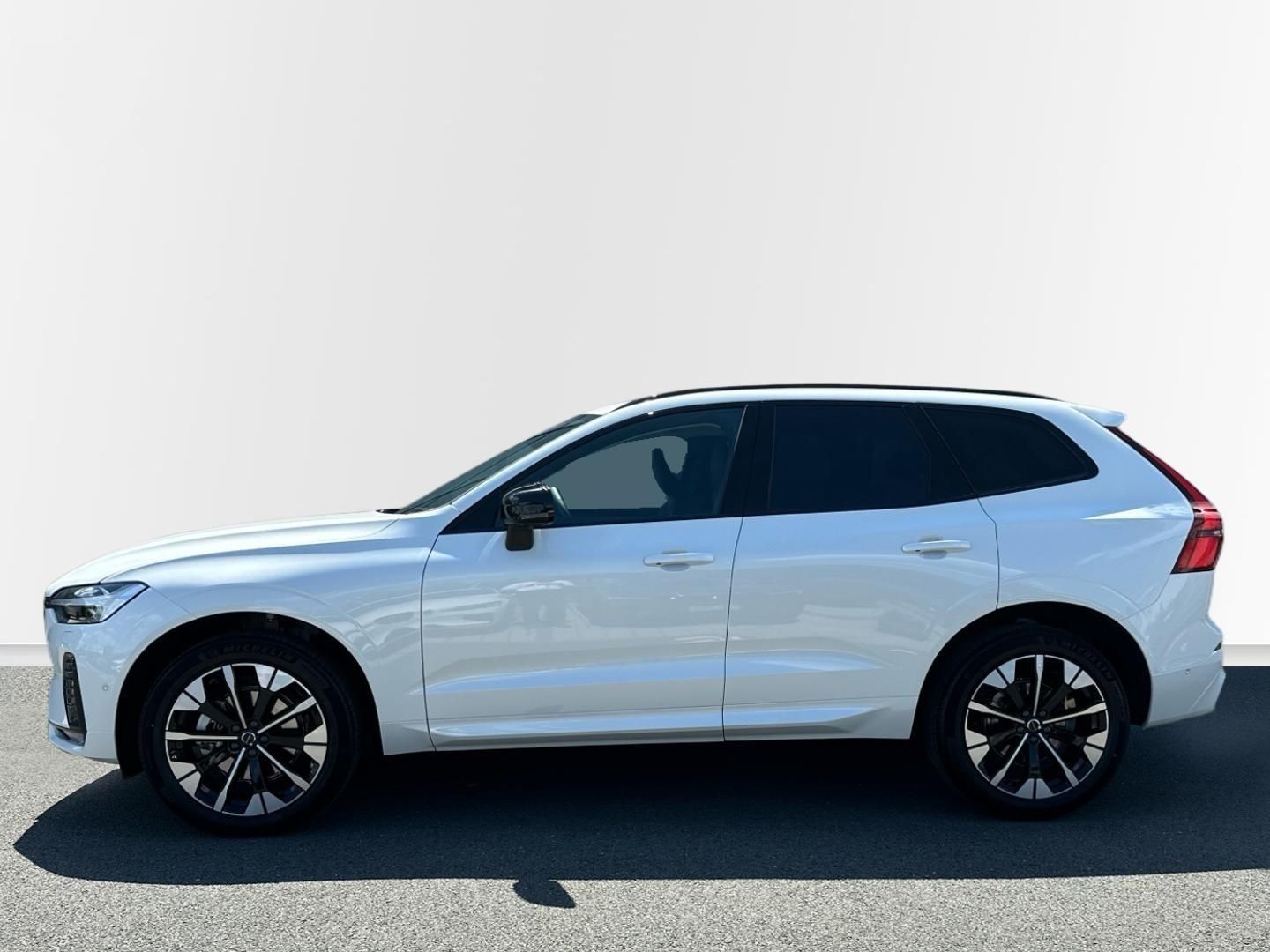 Volvo XC60, 2.0B5 184kW 4x4  PLUS DARK - fotka 2