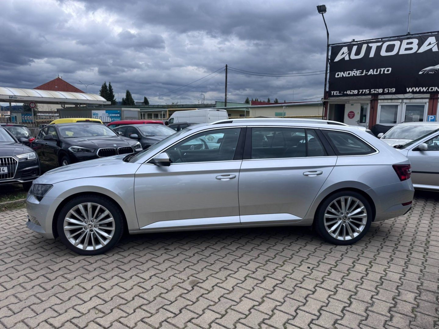 Škoda Superb, 2,0 TDI 110 KW MANUÁL 2. MAJ. - fotka 3