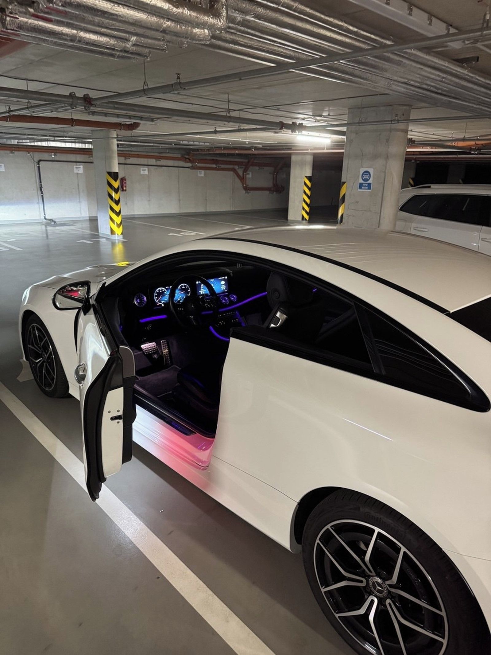 Mercedes-Benz Třídy E, 220 d Coupé AMG Line - fotka 5