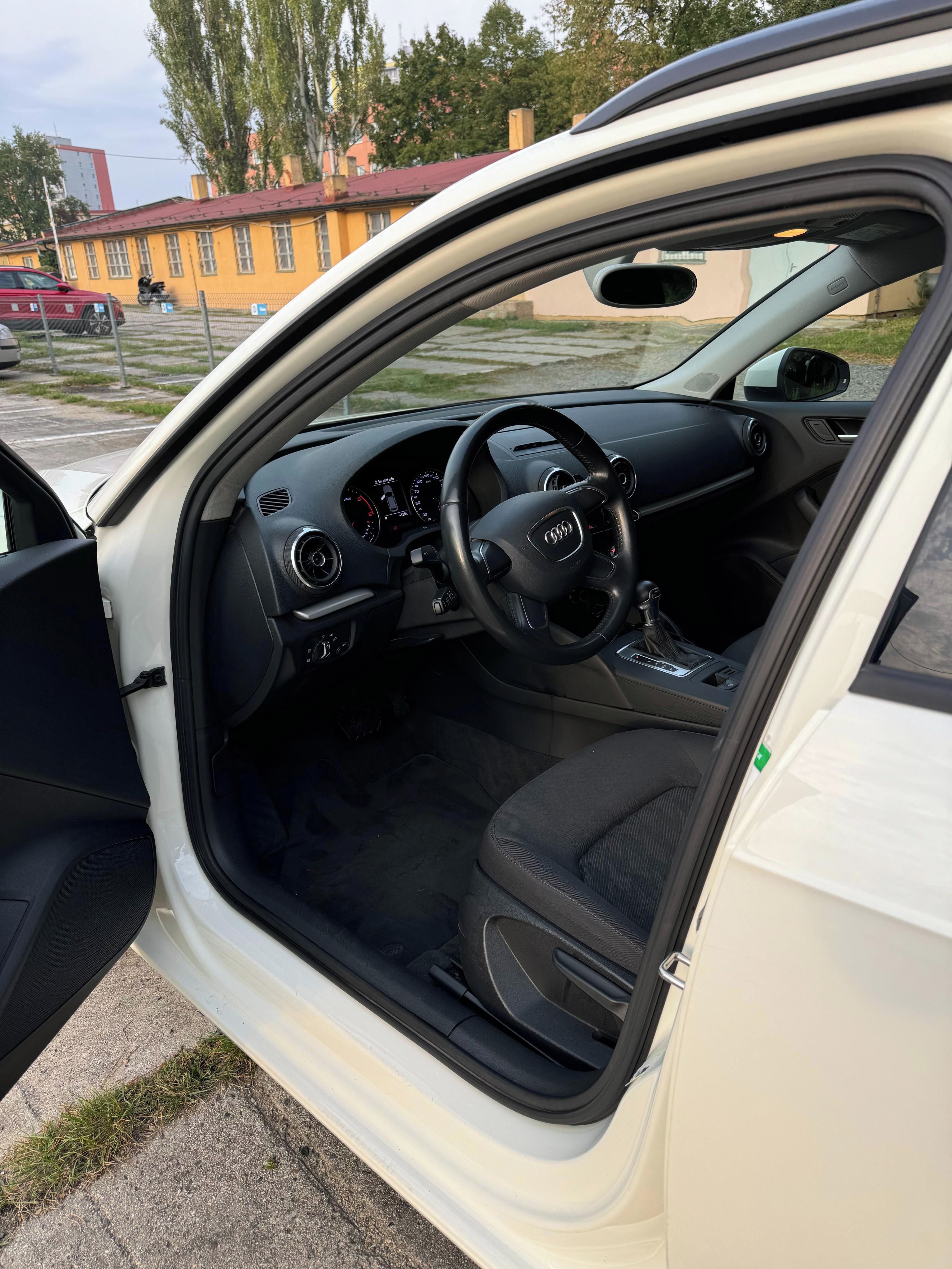Audi A3, Sportback 1.6 TDI 81kW - fotka 6