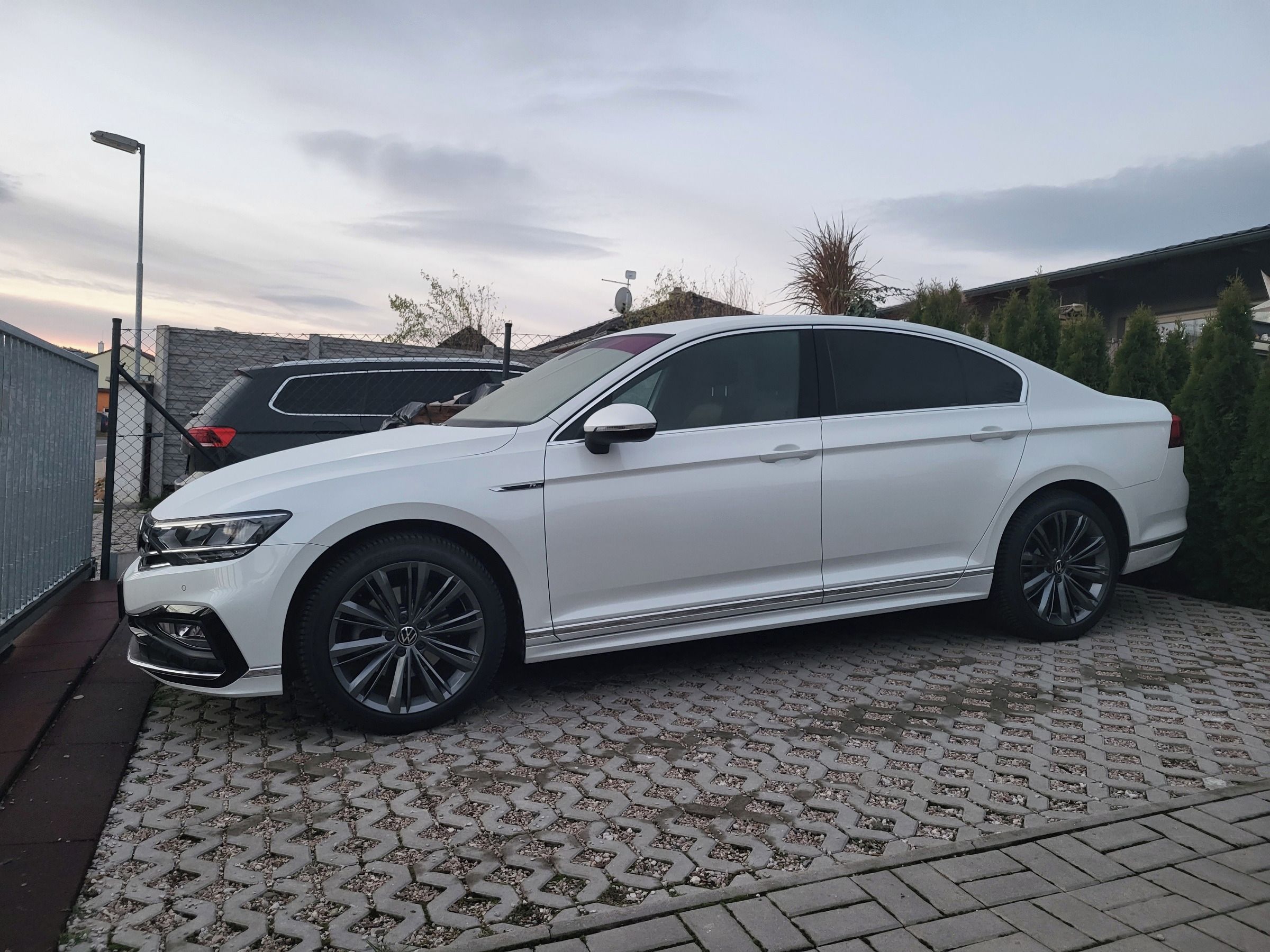 Volkswagen Passat, 2.0 TSI  140kw Elegance 7DSG - fotka 2