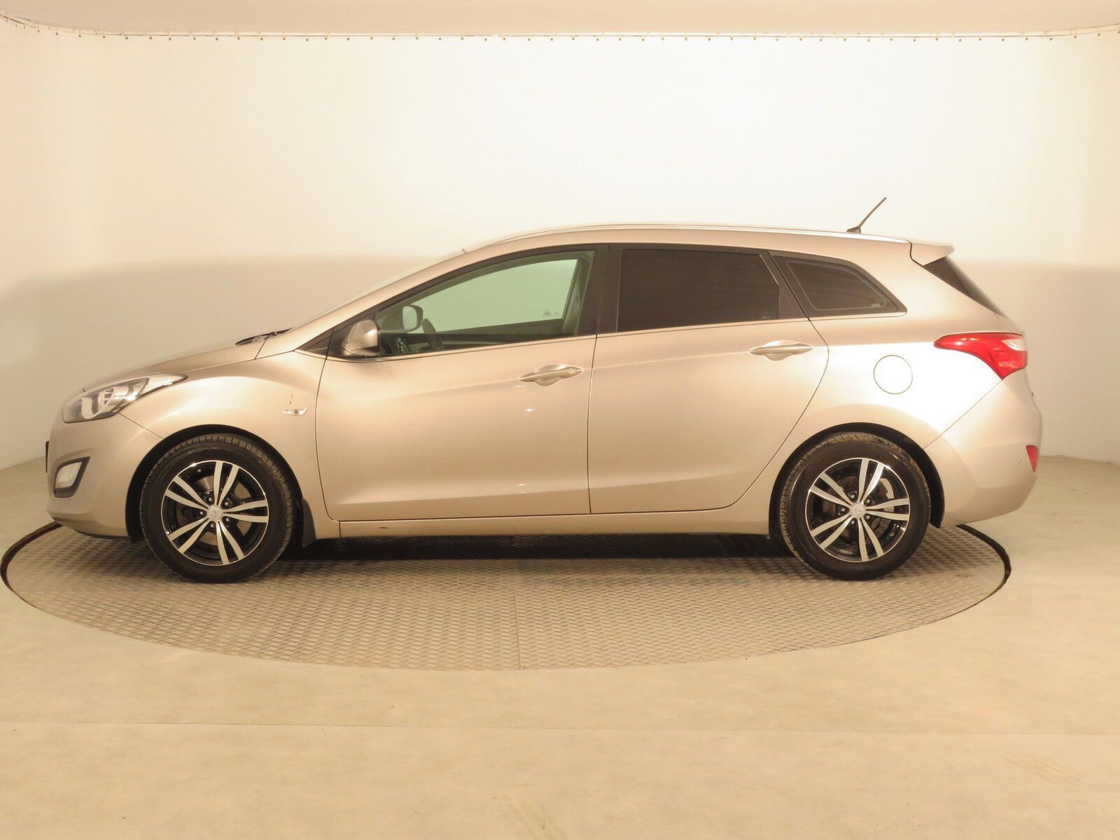 Hyundai i30, 1.6 MPI, Serv.kniha - fotka 3