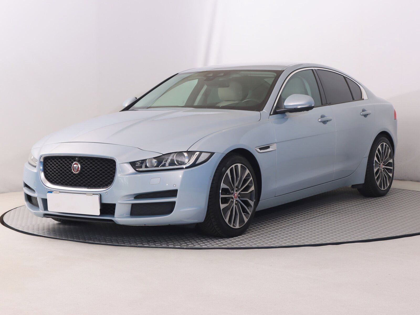 Jaguar XE, E-Performance - fotka 2