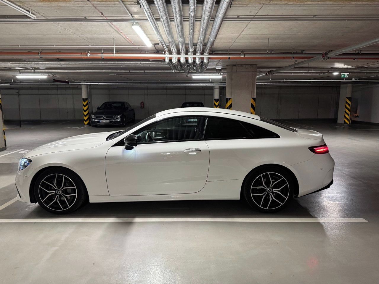 Mercedes-Benz Třídy E, 220 d Coupé AMG Line - fotka 3