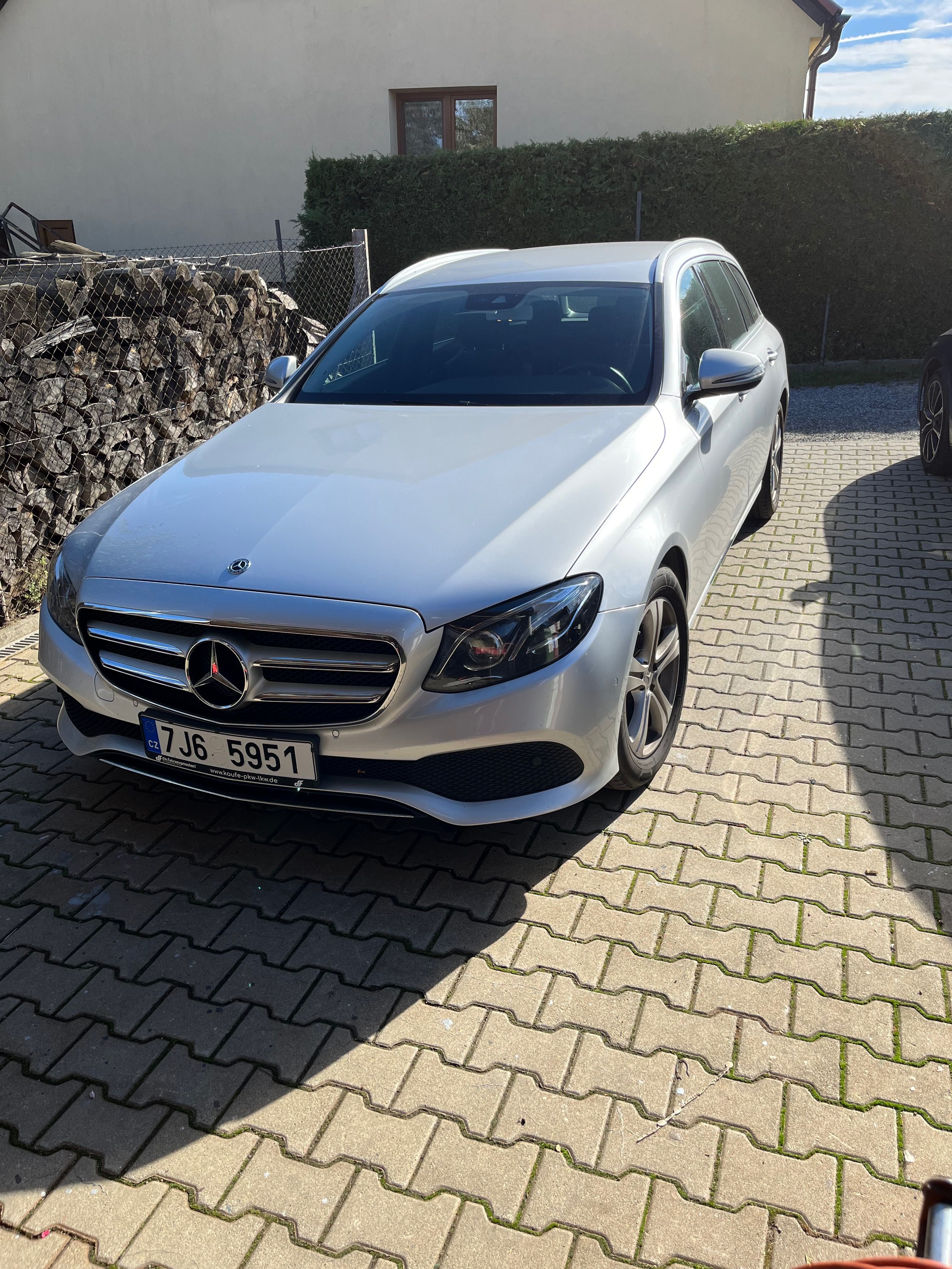 Mercedes-Benz Třídy E, Mercedes-Benz E 220d T 143kW