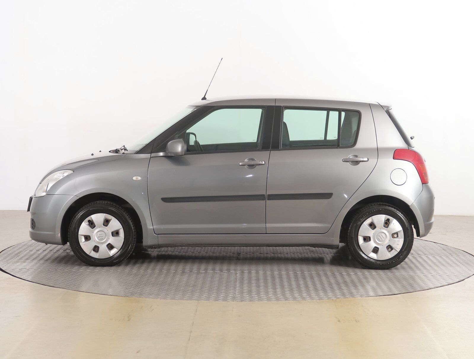 Suzuki Swift, 1.3, jezdí skvěle - fotka 3