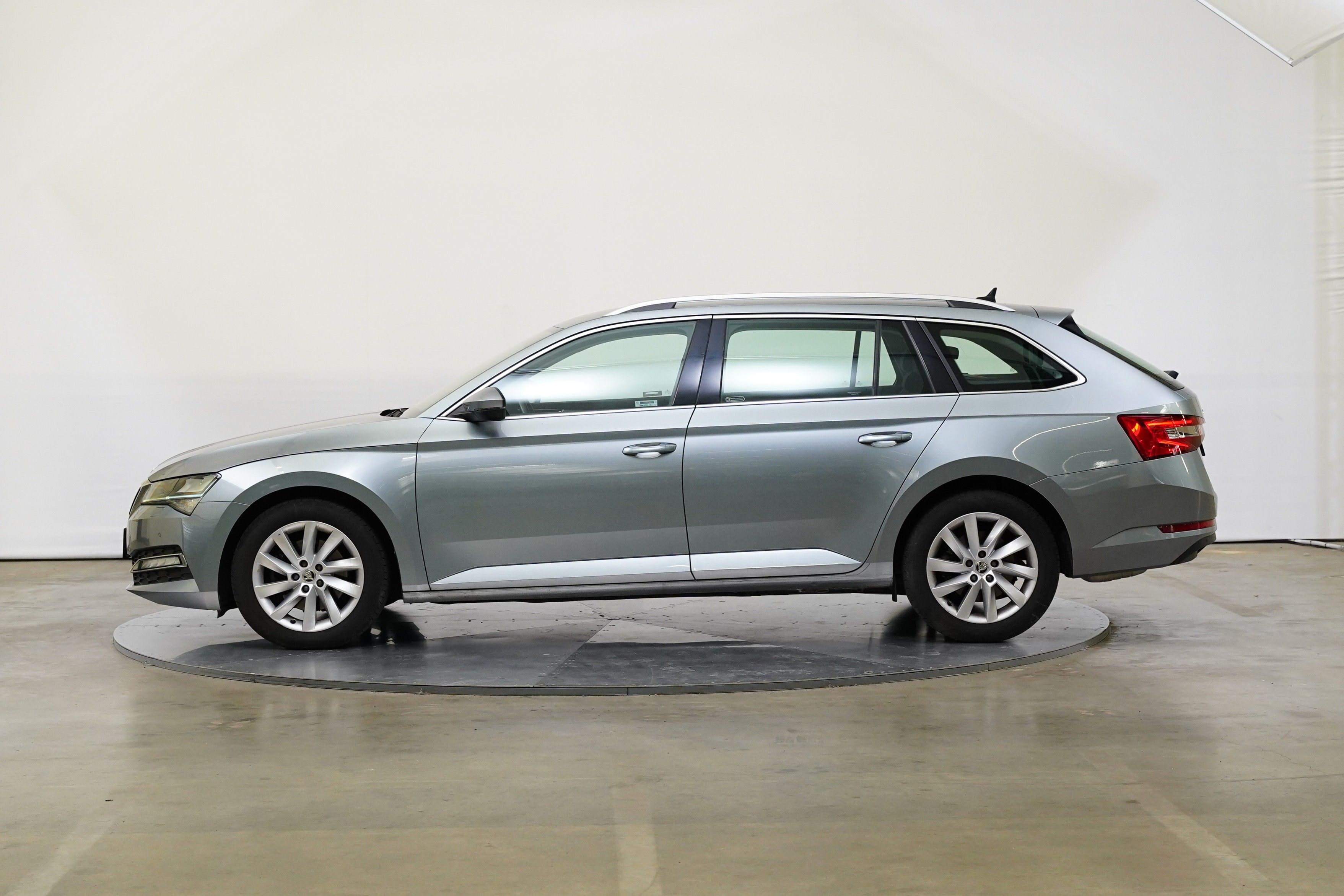 Škoda Superb, 2.0 TSI 140kW Style Combi DSG - fotka 3