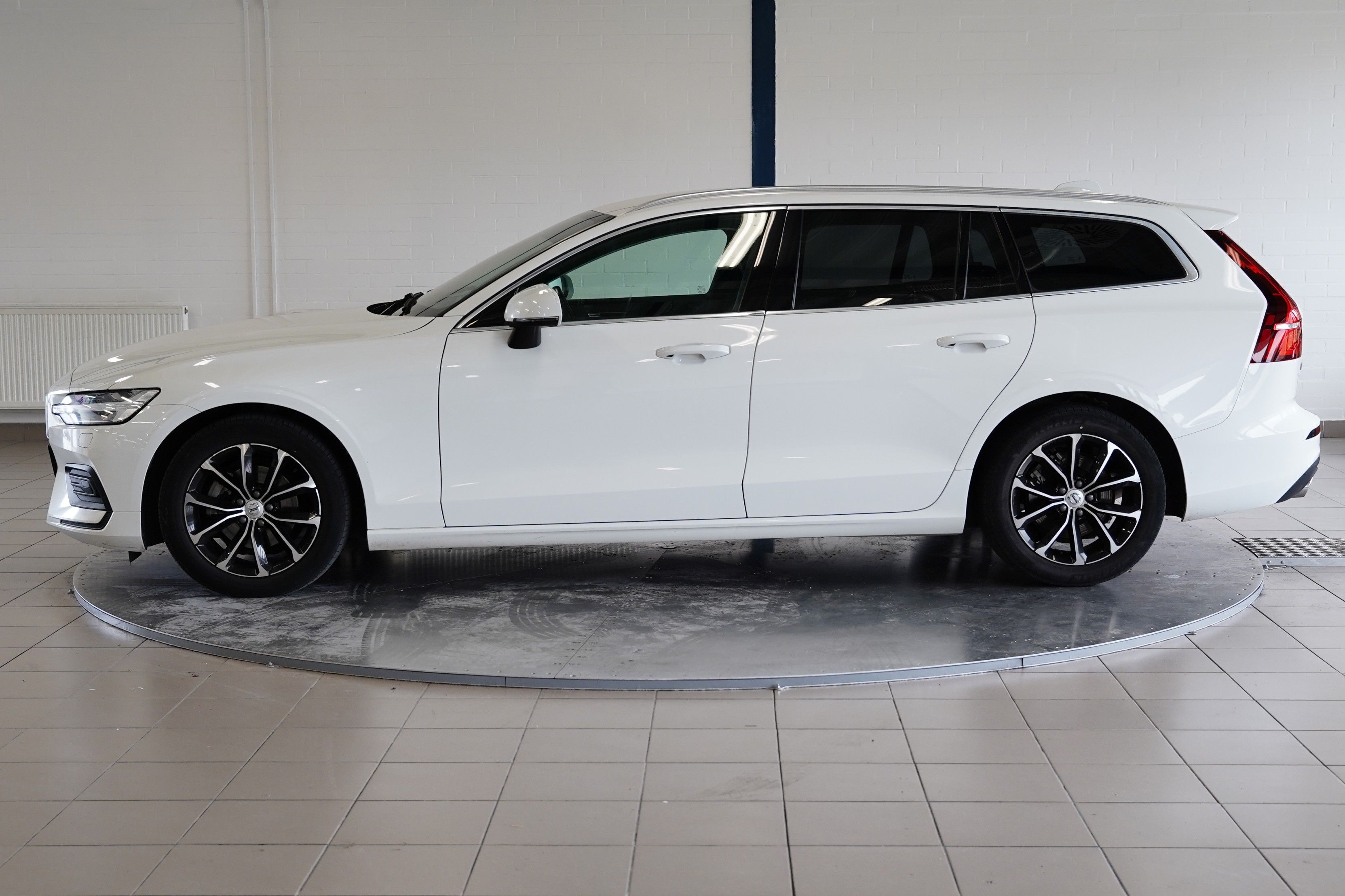 Volvo V60, D4 140 kW Momentum - fotka 3