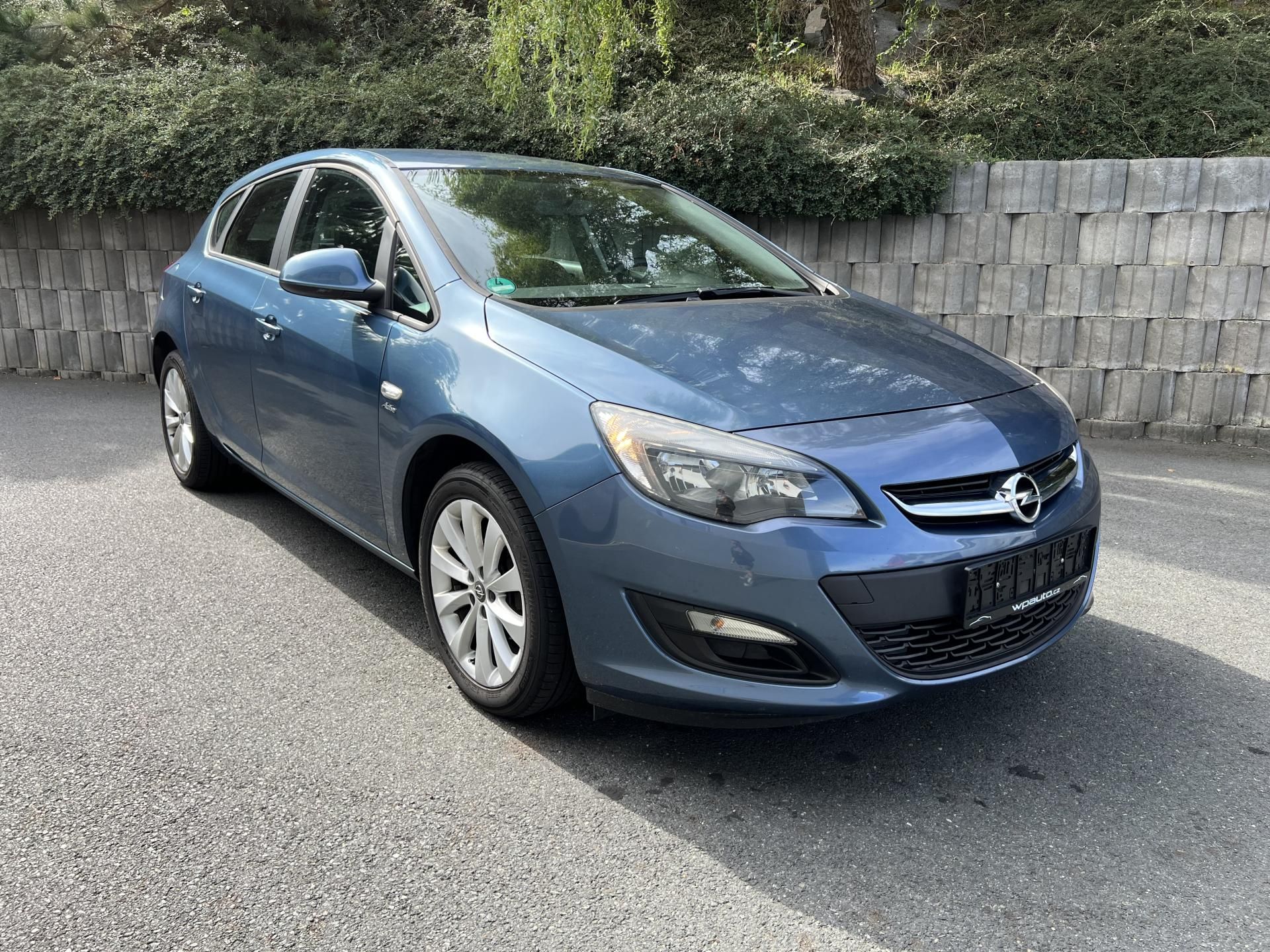 Opel Astra, 1.4T 103 kW 1.MAJ SERVISKA - fotka 3