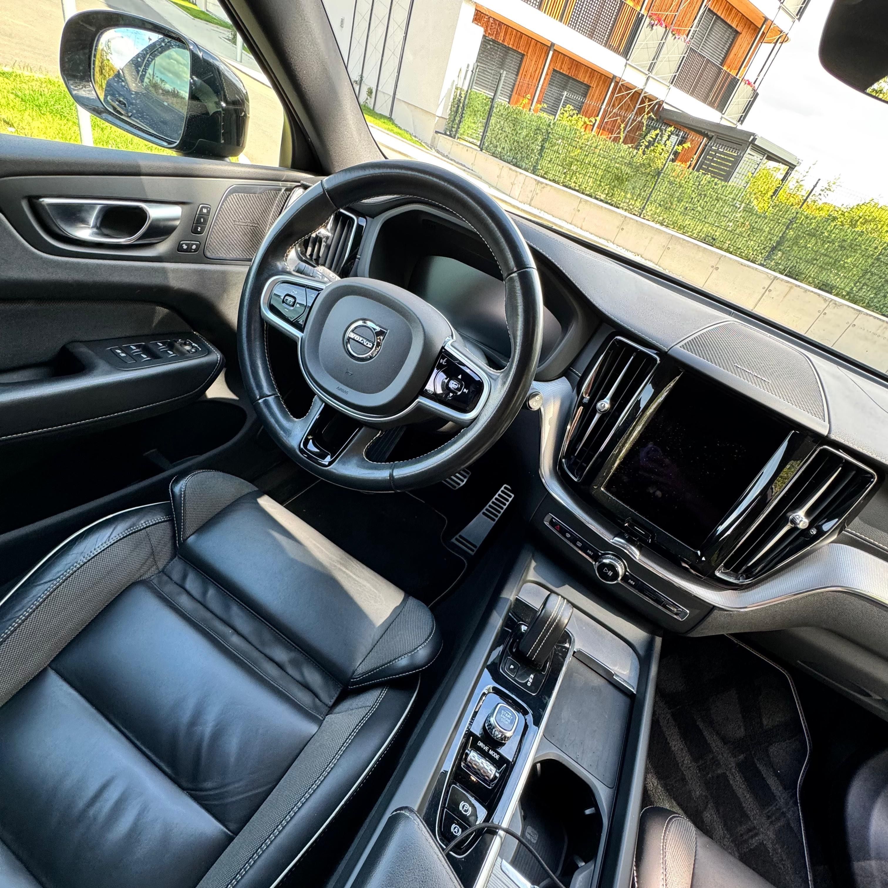Volvo XC60, T6 AWD Recharge 251kW R-Design - fotka 6