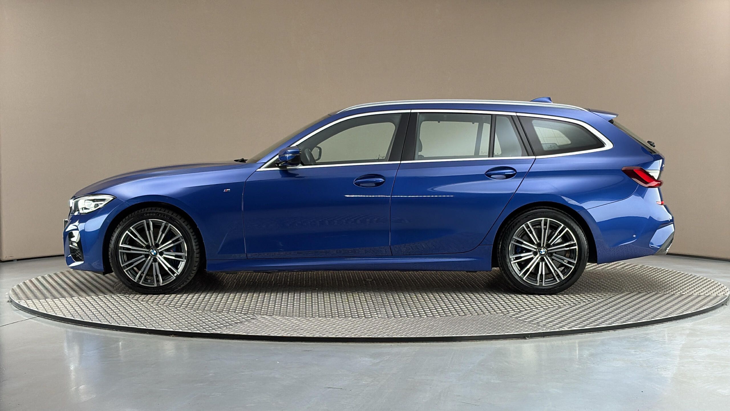 BMW Řada 3, 330d AUT xDrive M-Sport paket - fotka 4