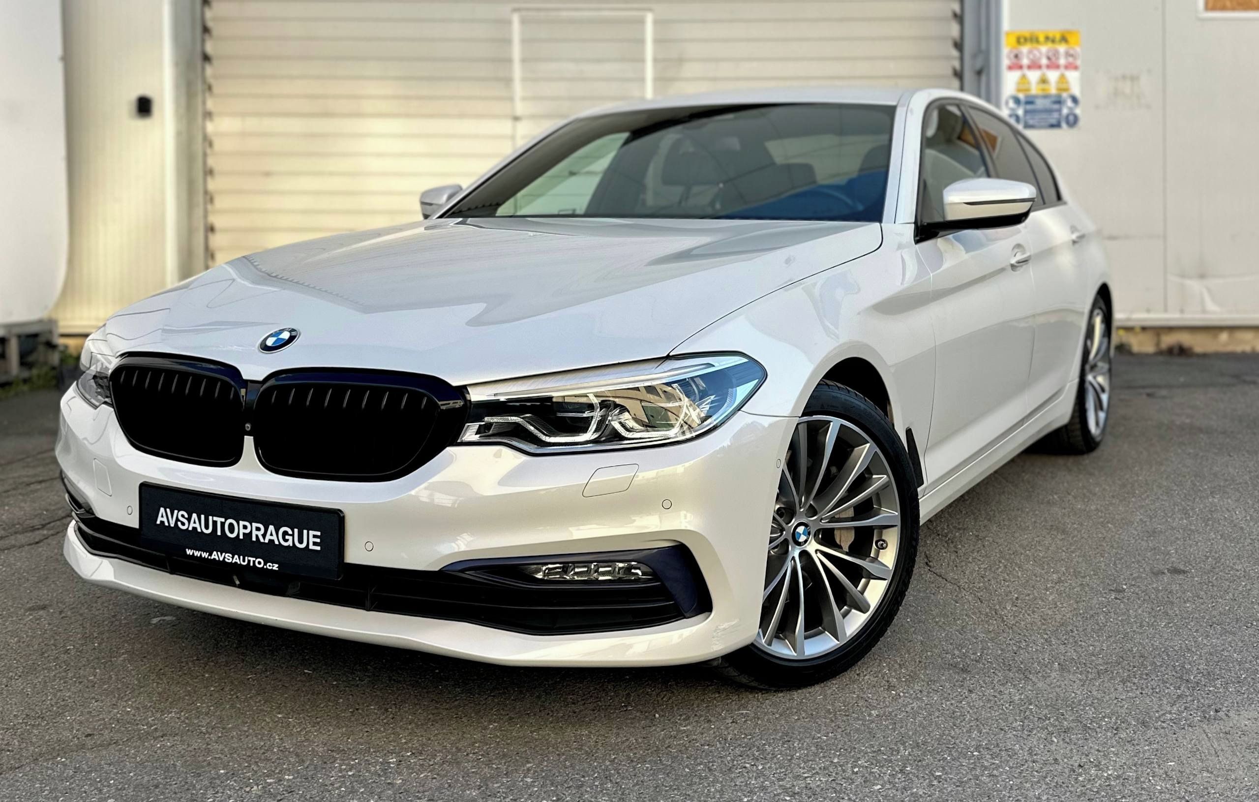 BMW Řada 5, G30 XDRIVE SPORT-LINE SEDAN - fotka 3