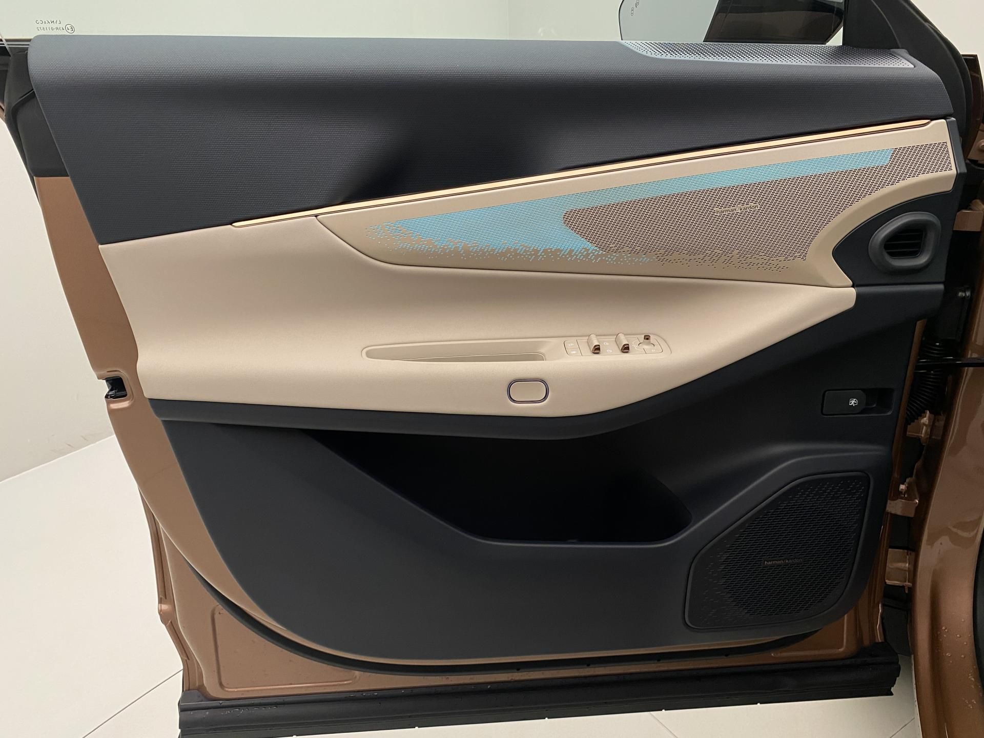 Lynk & Co 08, MORE PHEV - fotka 6