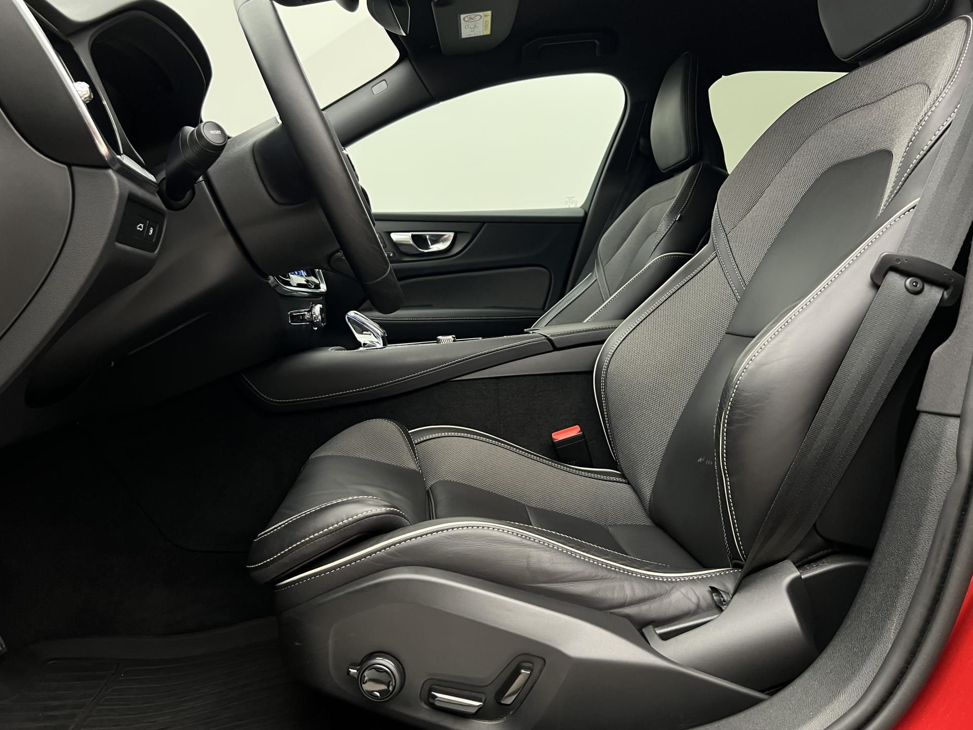Volvo V60, T6 AWD DARK PLUS RECHARGE AUT - fotka 3