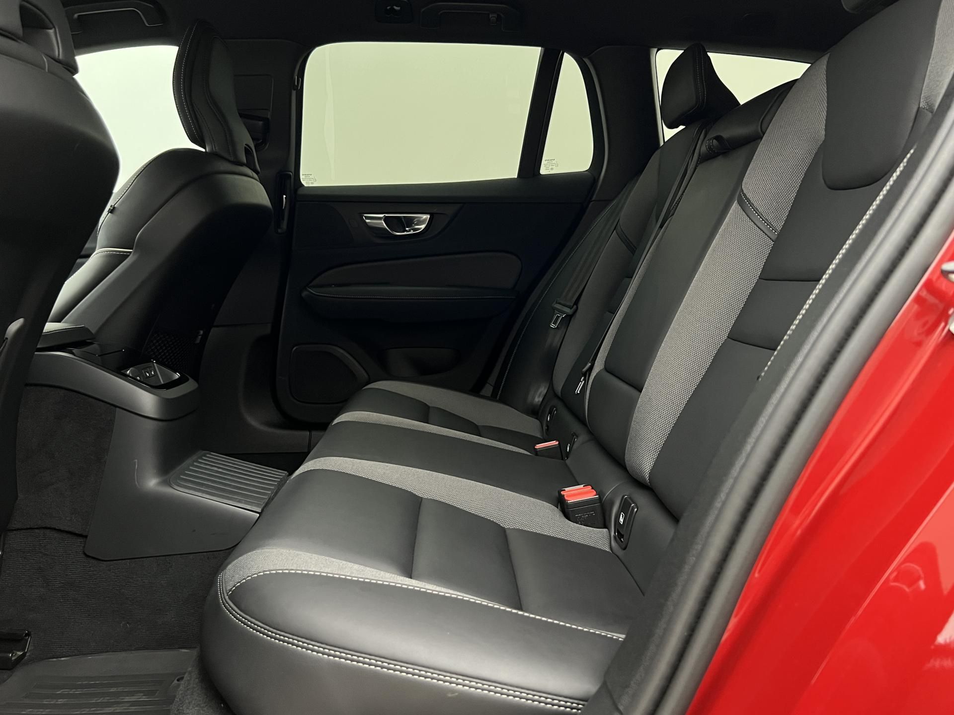 Volvo V60, T6 AWD DARK PLUS RECHARGE AUT - fotka 6