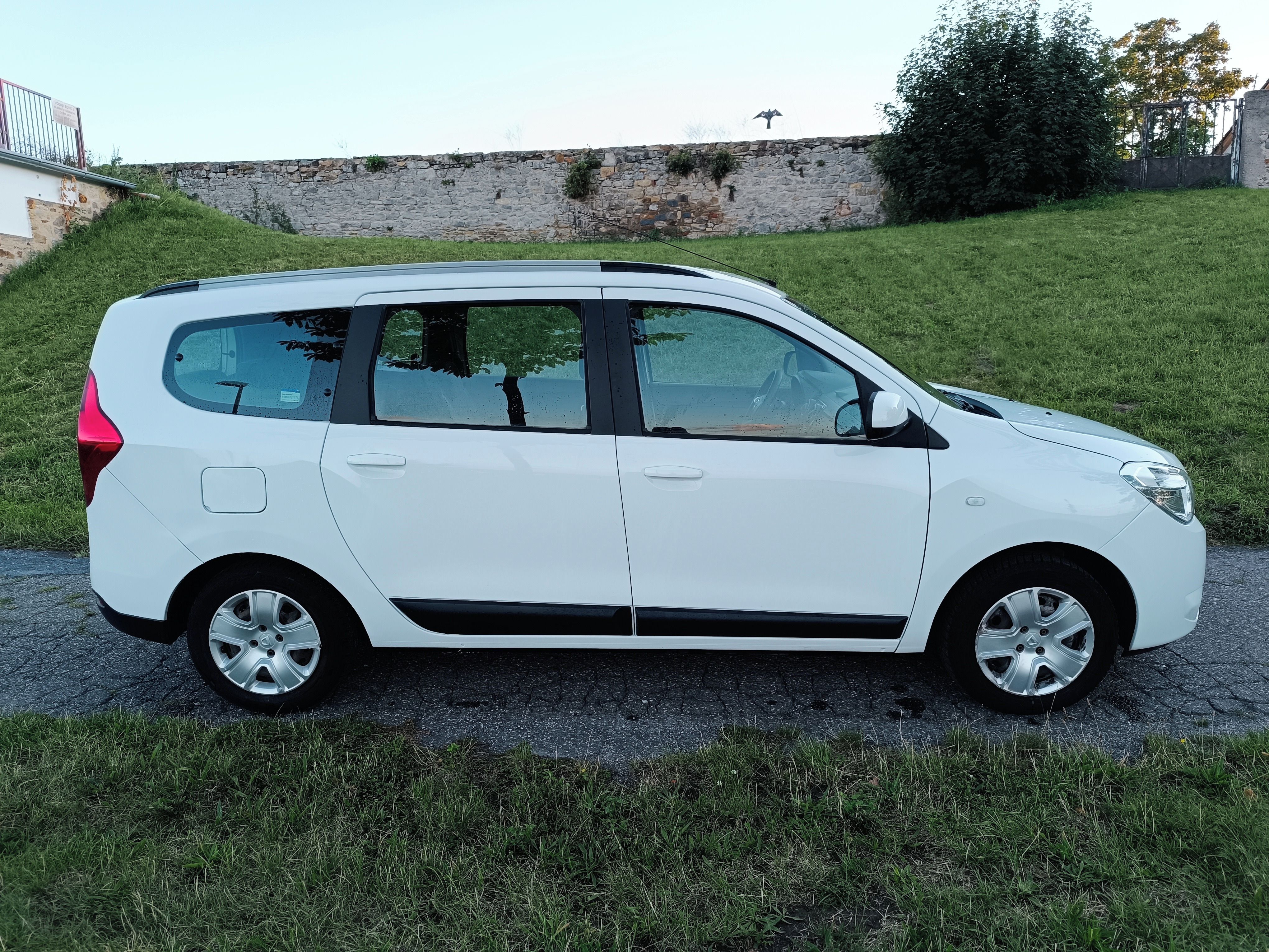 Dacia Lodgy, 1,6i 75kW, 7míst, 1.maj, ČR - fotka 4
