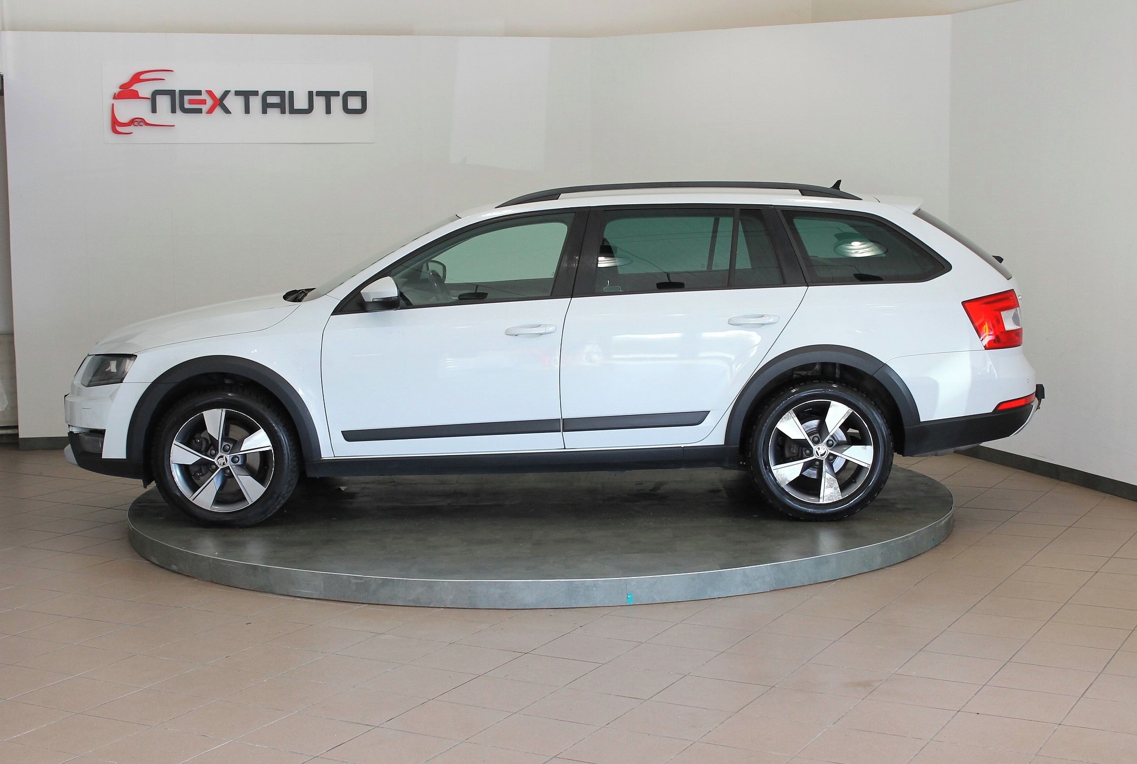 Škoda Octavia, 2.0 TDI 135kW DSG SCOUT, TAŽNÉ - fotka 2