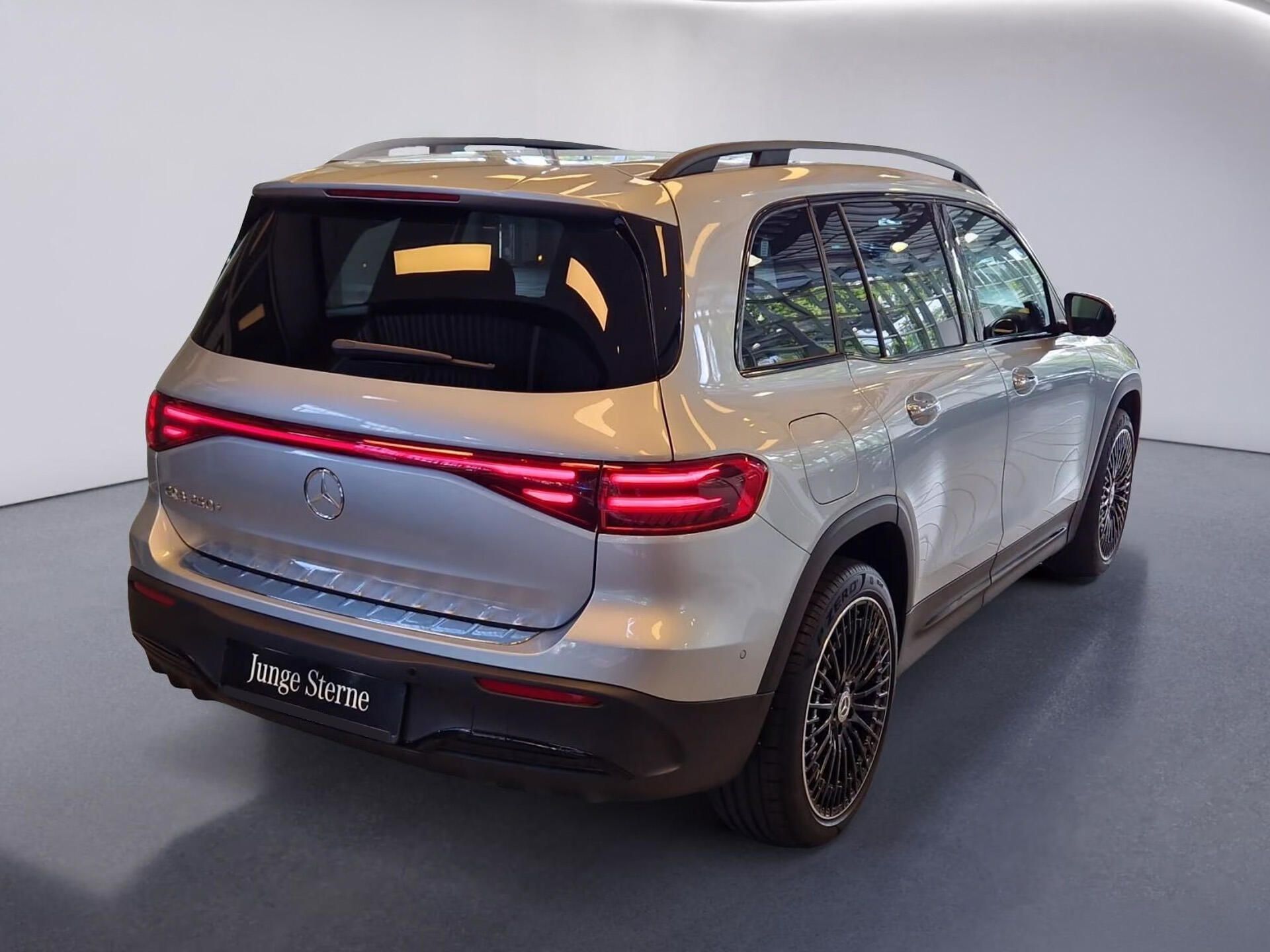 Mercedes-Benz EQB, 250+ AMG 7míst Pano HuD Burm - fotka 3