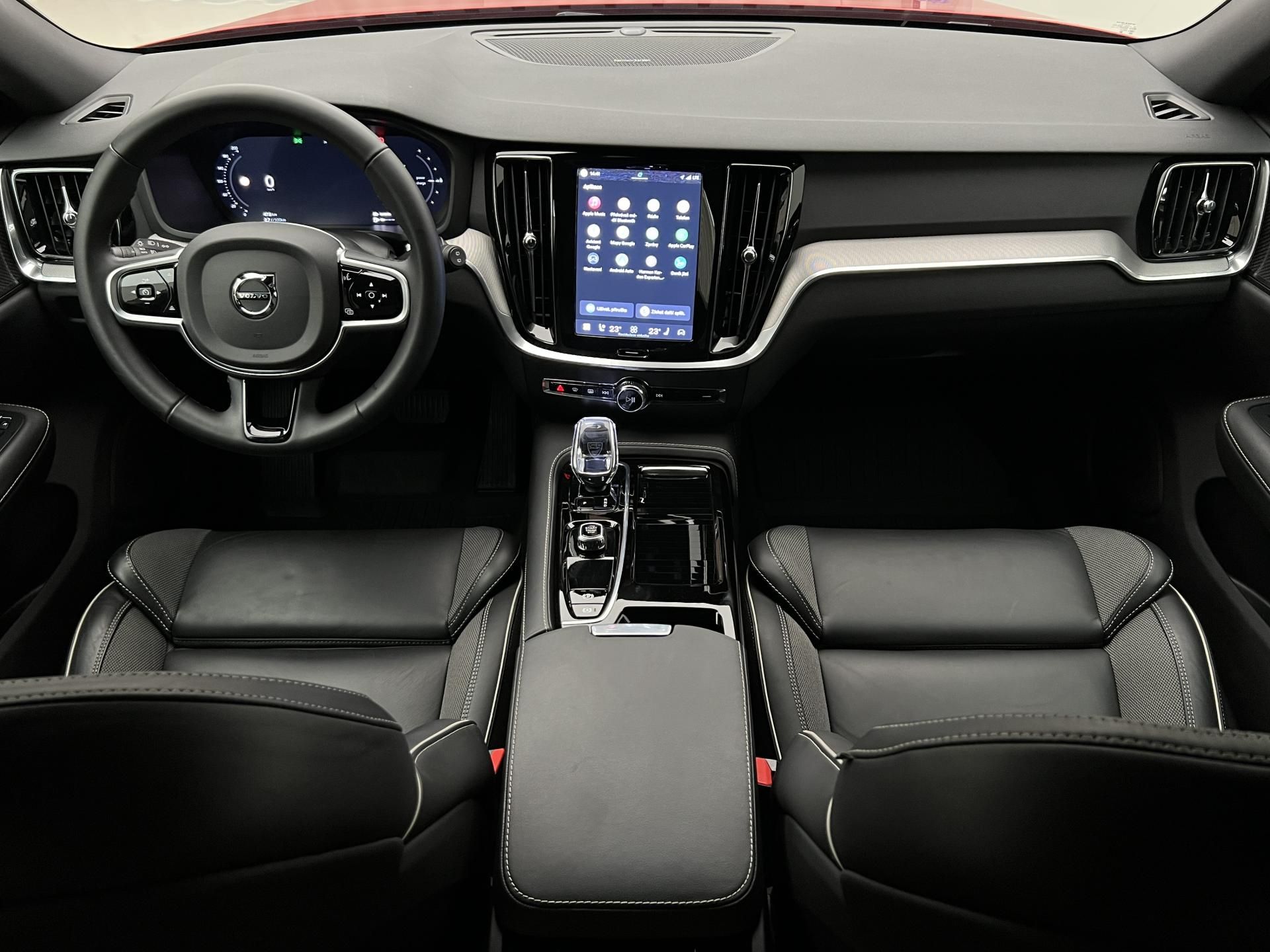 Volvo V60, T6 AWD DARK PLUS RECHARGE AUT - fotka 2