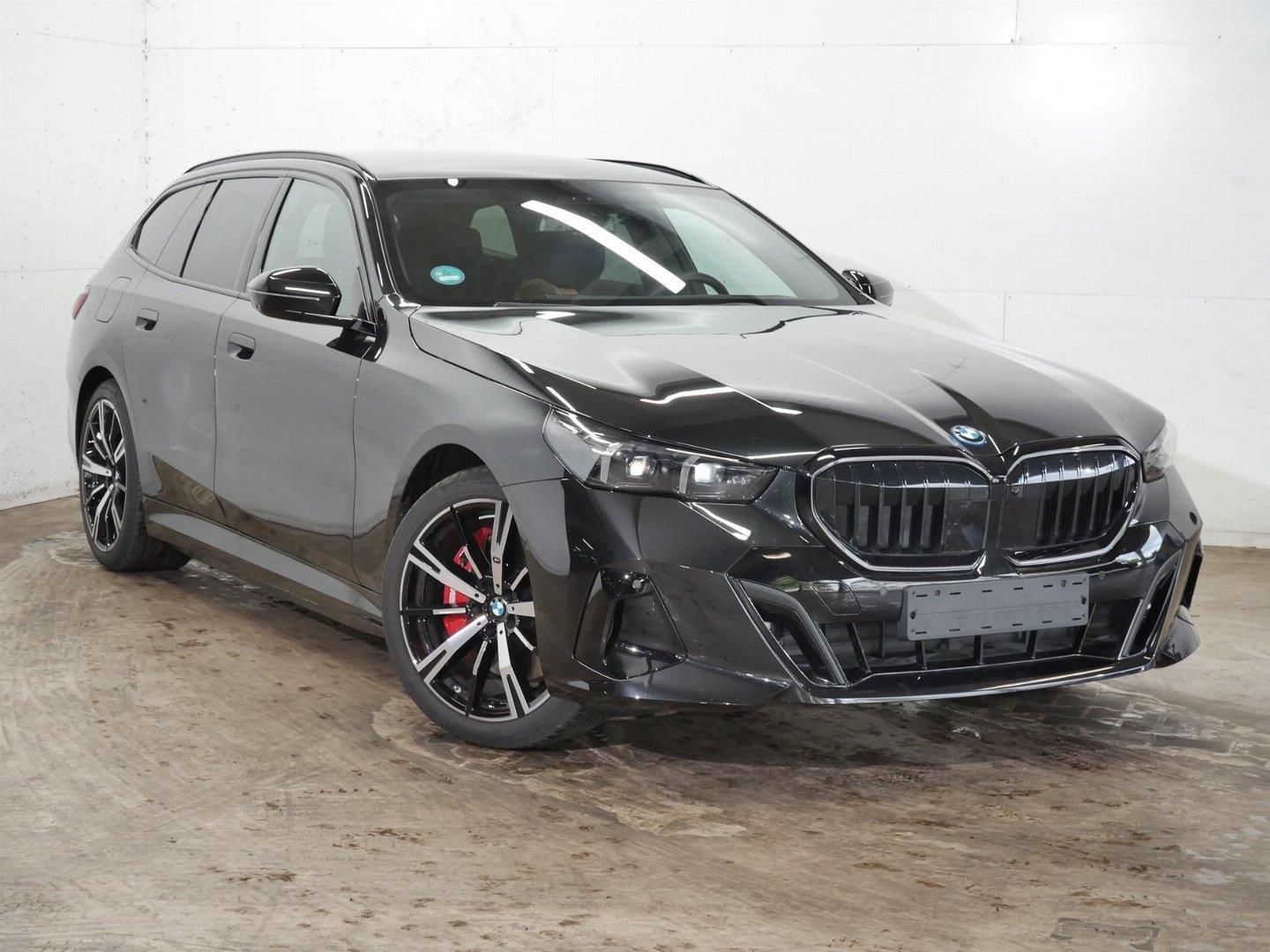 BMW Řada 5, 550e xDrive Touring M PRO - fotka 2