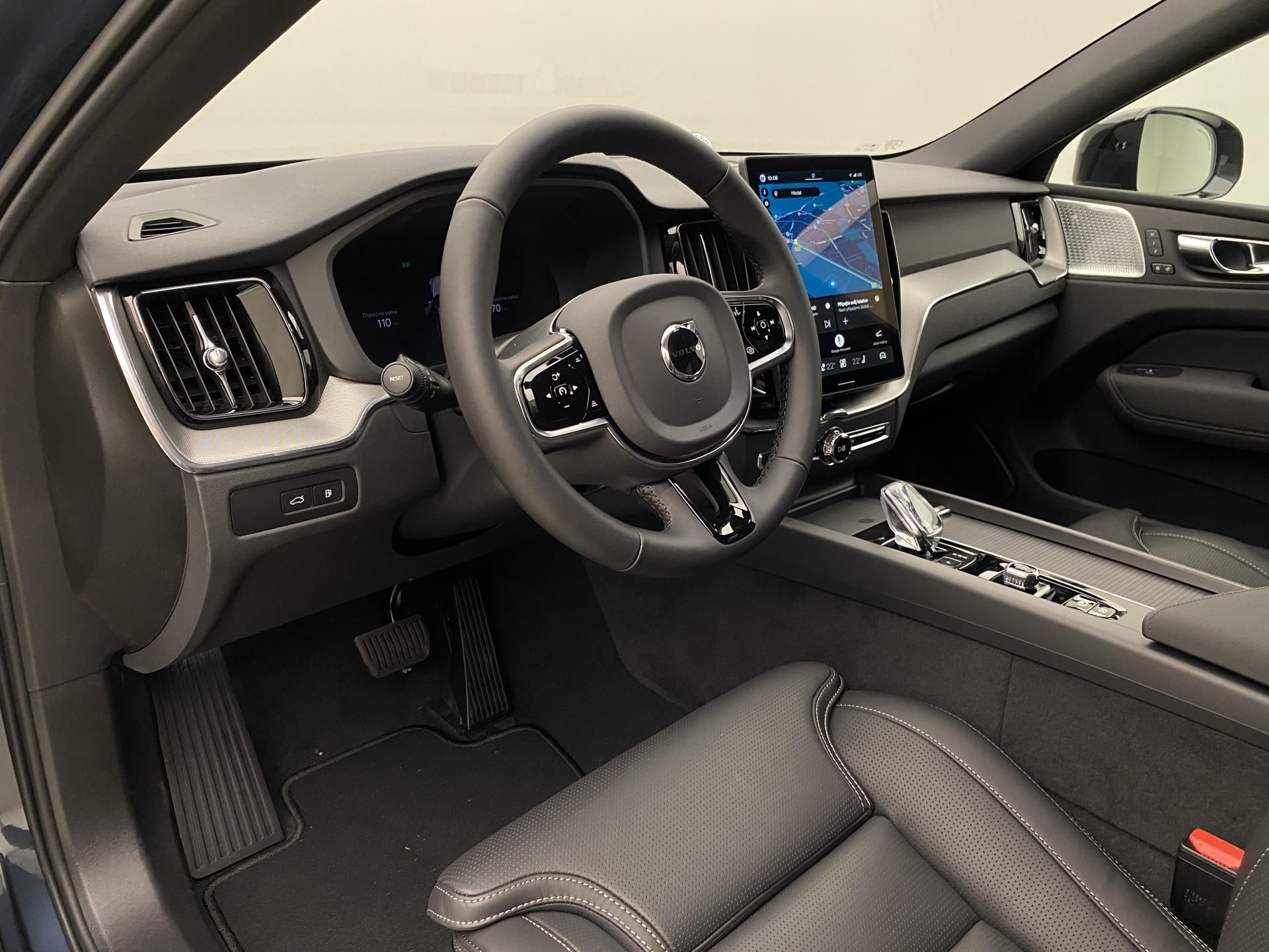 Volvo XC60, T8 AWD RECHARGE BLACK EDITION - fotka 4