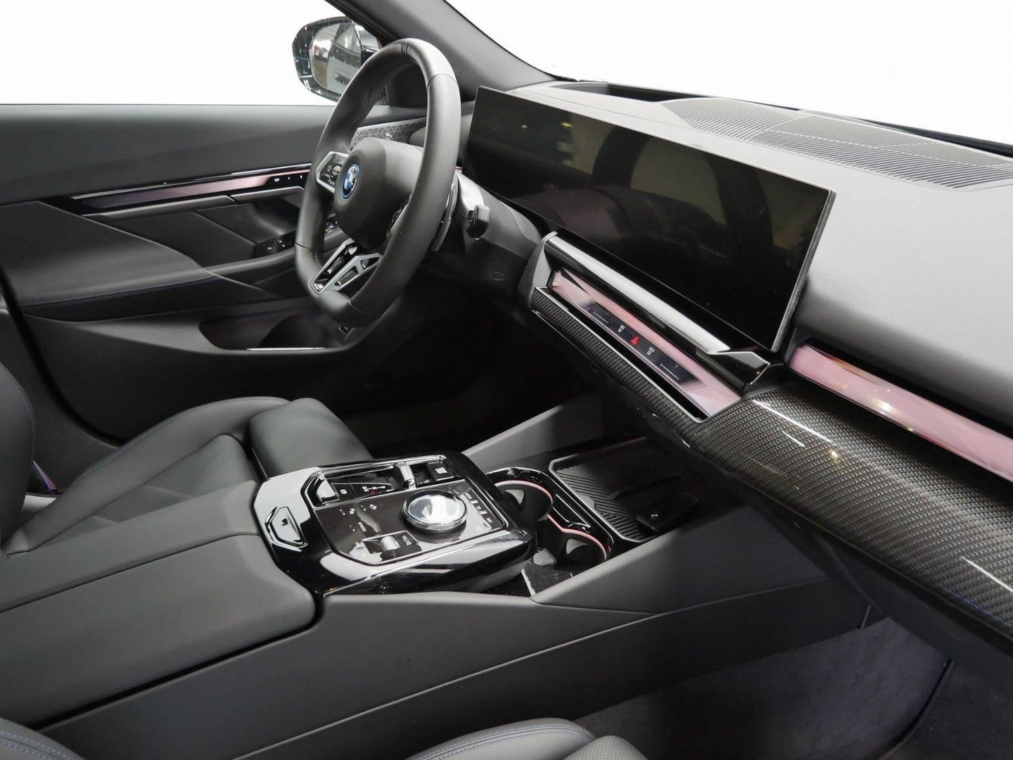 BMW Řada 5, 550e xDrive Touring M PRO - fotka 5
