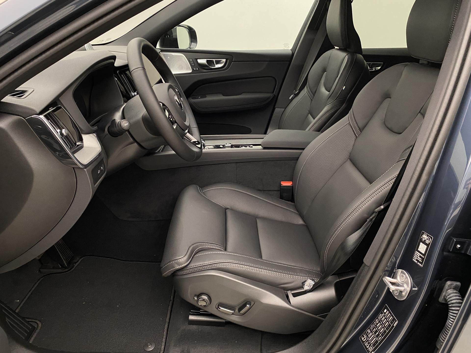 Volvo XC60, T8 AWD RECHARGE BLACK EDITION - fotka 3