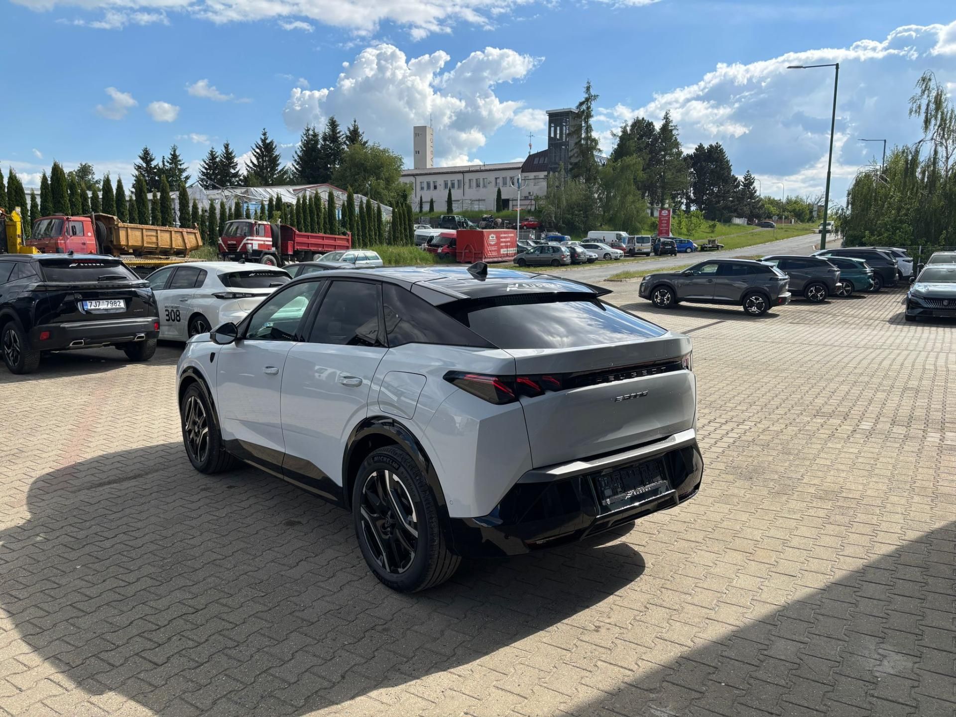Peugeot 3008, GT Elektromotor 210 k / 73 kWh - fotka 5