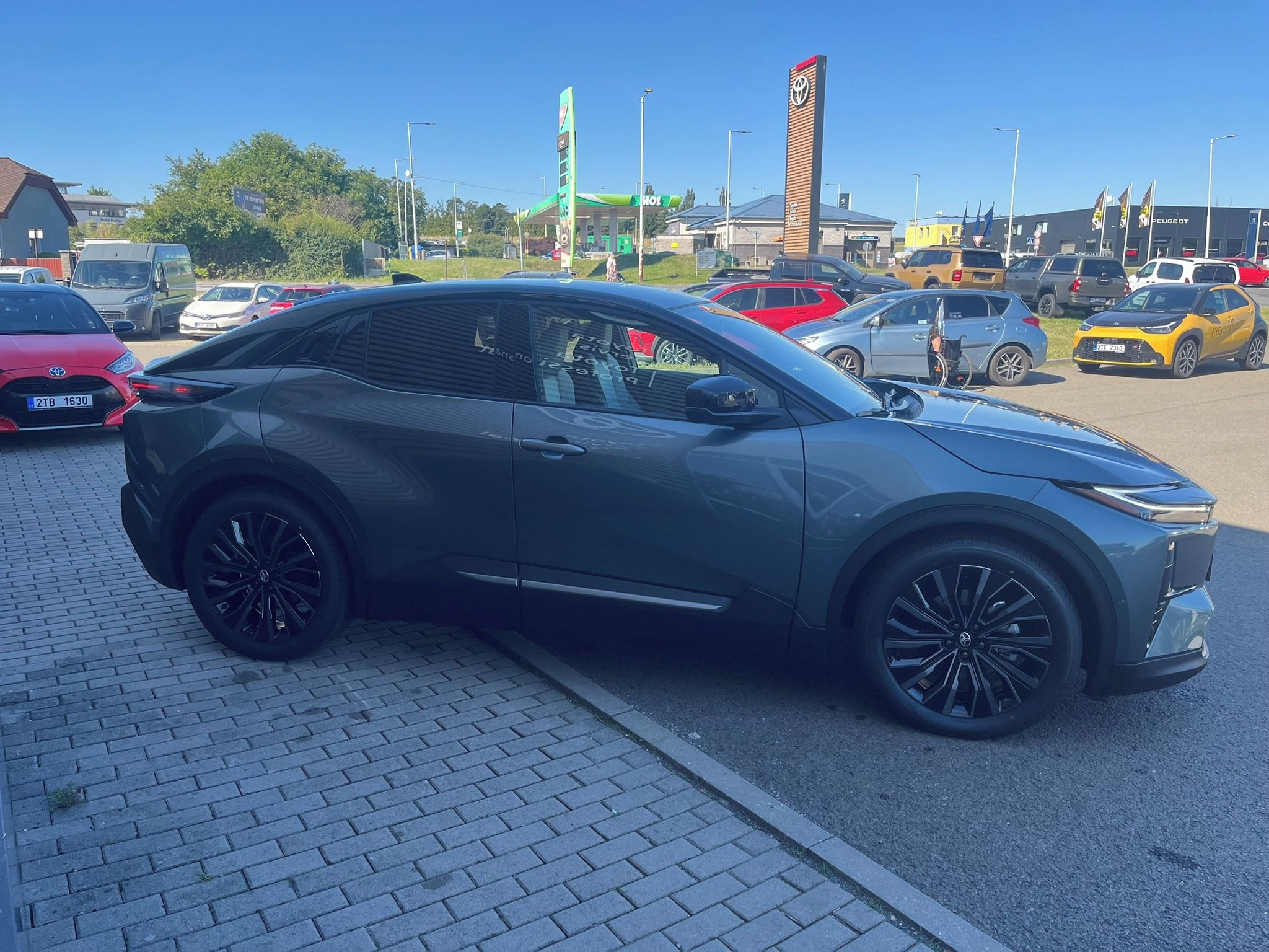 Toyota C-HR, BEV 4x4 Executive - fotka 4