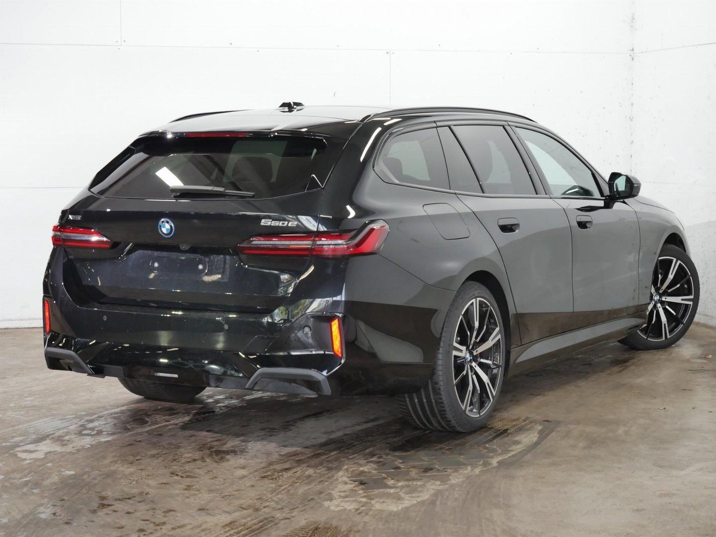 BMW Řada 5, 550e xDrive Touring M PRO - fotka 4
