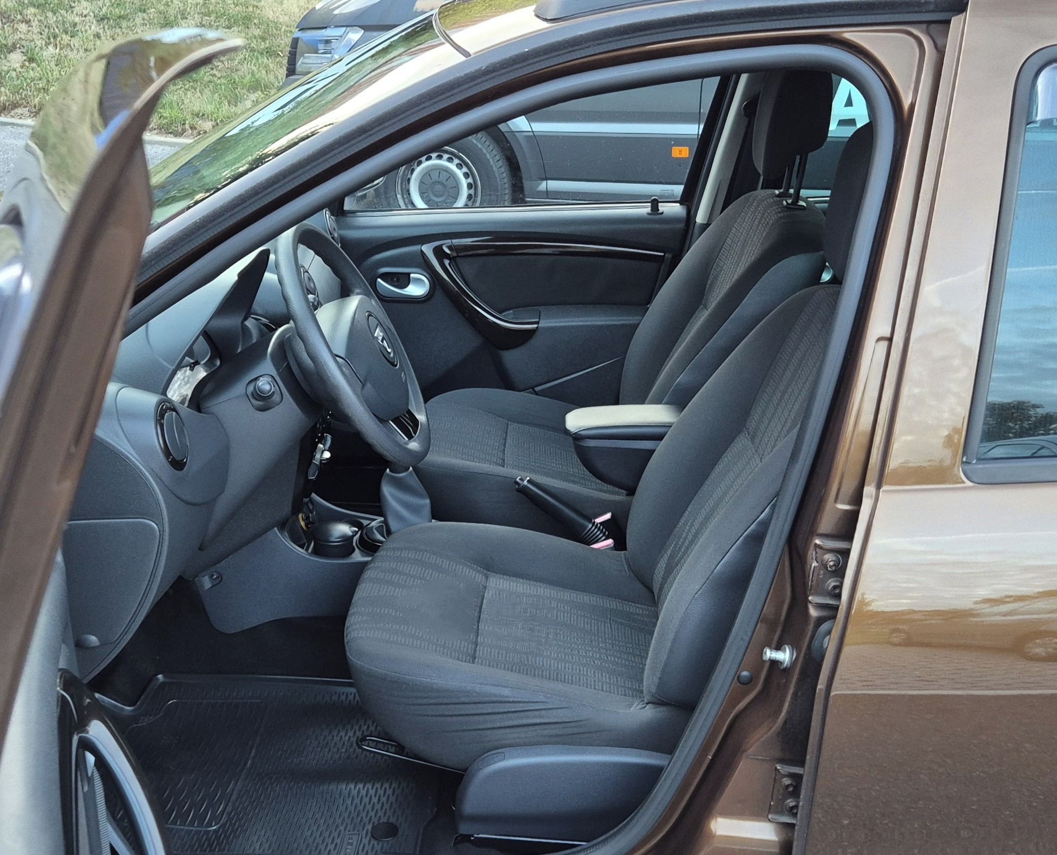 Dacia Duster, 1.5DCI 66 KW 1 maj serv kniha - fotka 6