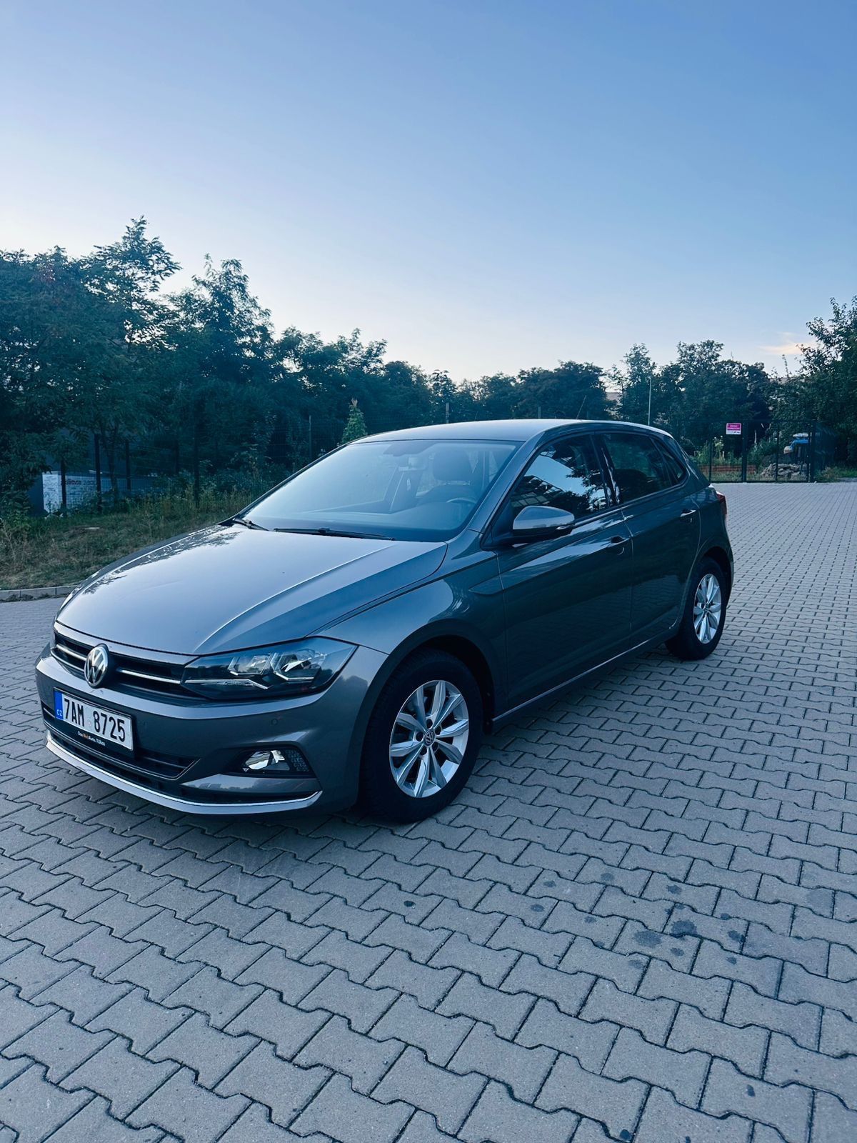Volkswagen Polo, Highline 1.0 TSI 85 kW ojeté - fotka 2