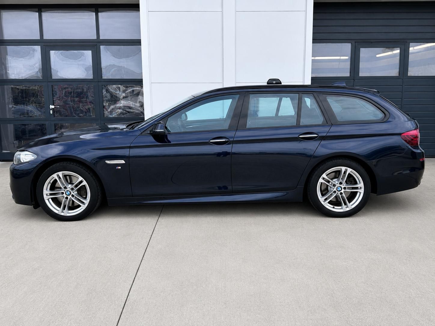 BMW Řada 5, 525d xDrive M-Sport Touring - fotka 3