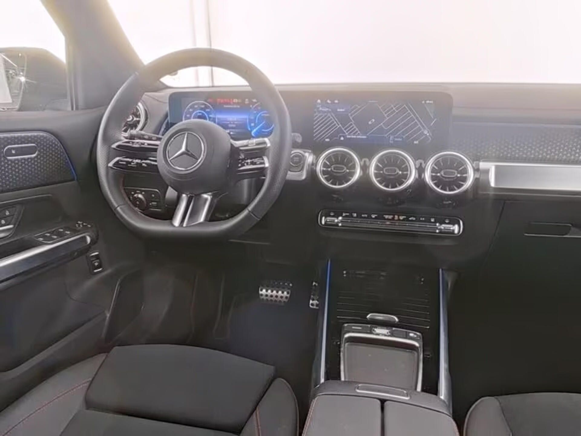 Mercedes-Benz EQB, 300 4M AMG 7míst Pano 360 Dist - fotka 6